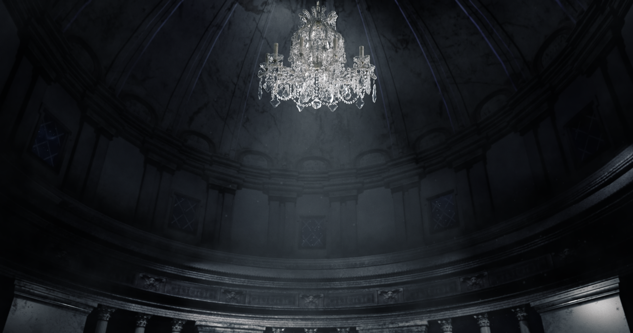 Un lustre en cristal suspendu dans un plafond haut d'une pièce sombre et élégante, avec des fenêtres en arrière-plan.