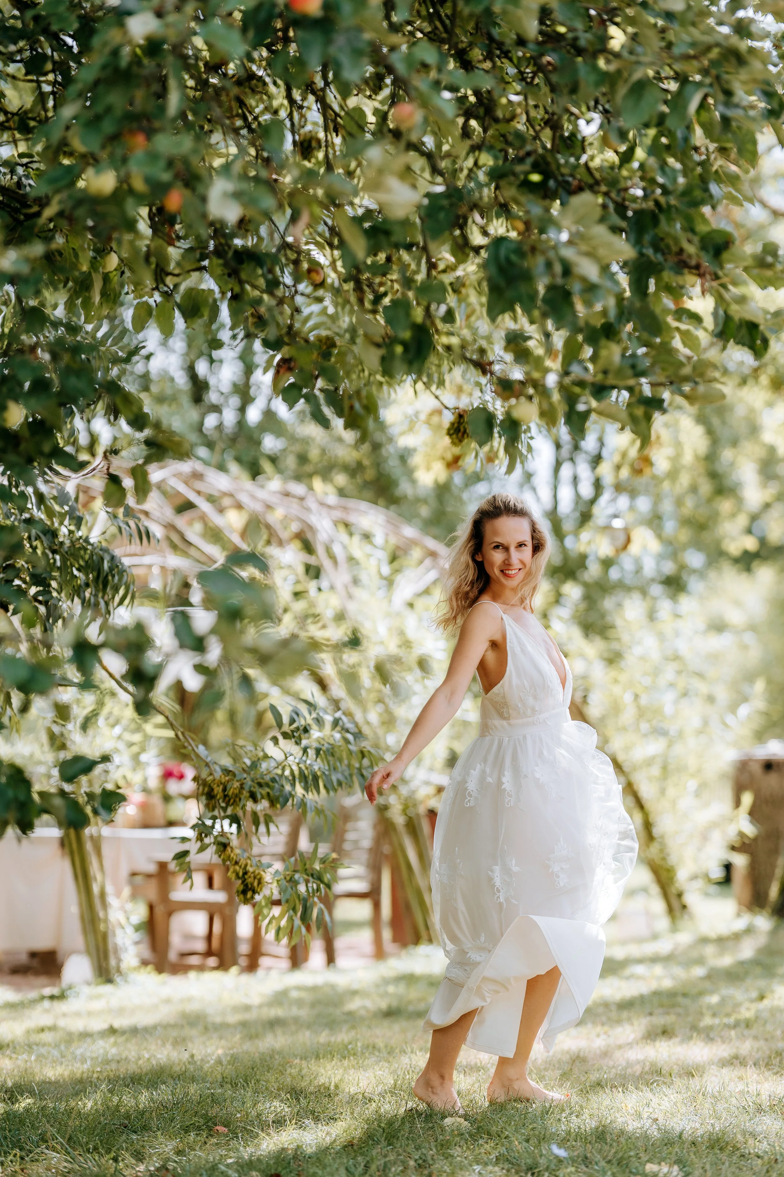 svatební dekorace v přírodní zahradě