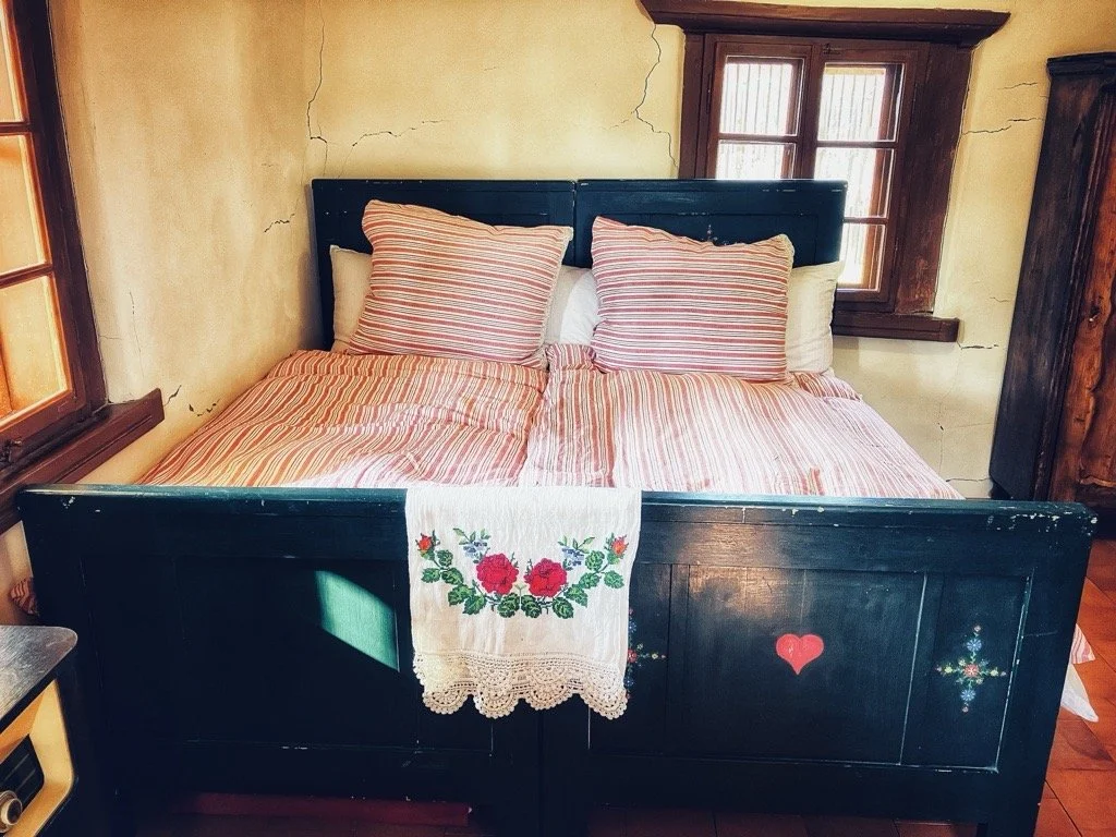 romantická svatba v zahradě, roubenka, stodola