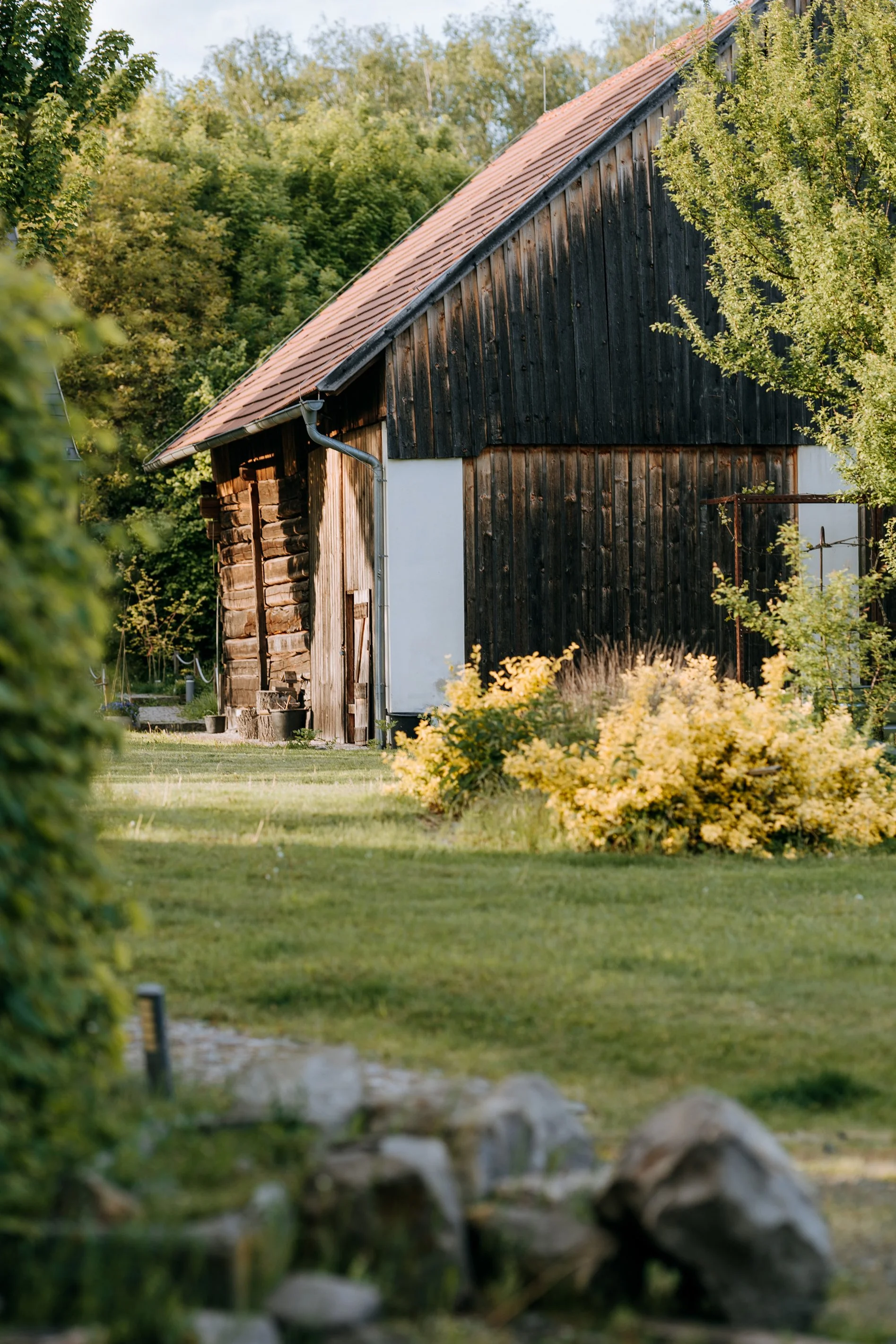 svatební místo střední Čechy příroda a roubenka