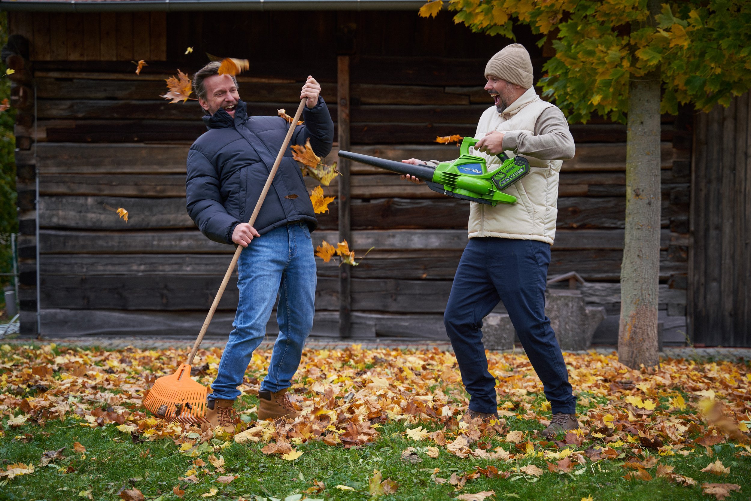 venkovská atmosféra zahrady stodola a moderní dům