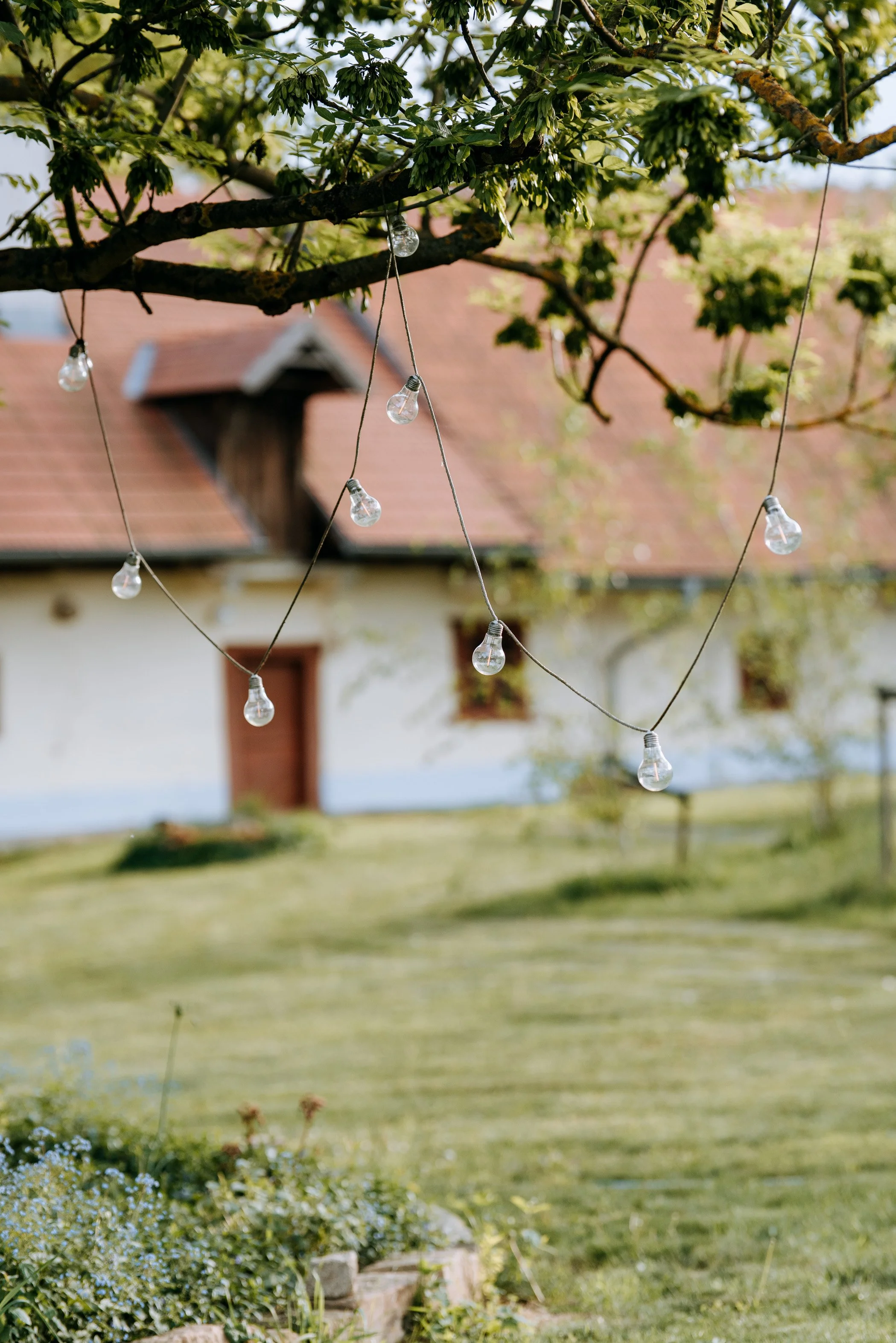 venkovská svatba zahrada a sad, roubenka a stodola Jičín