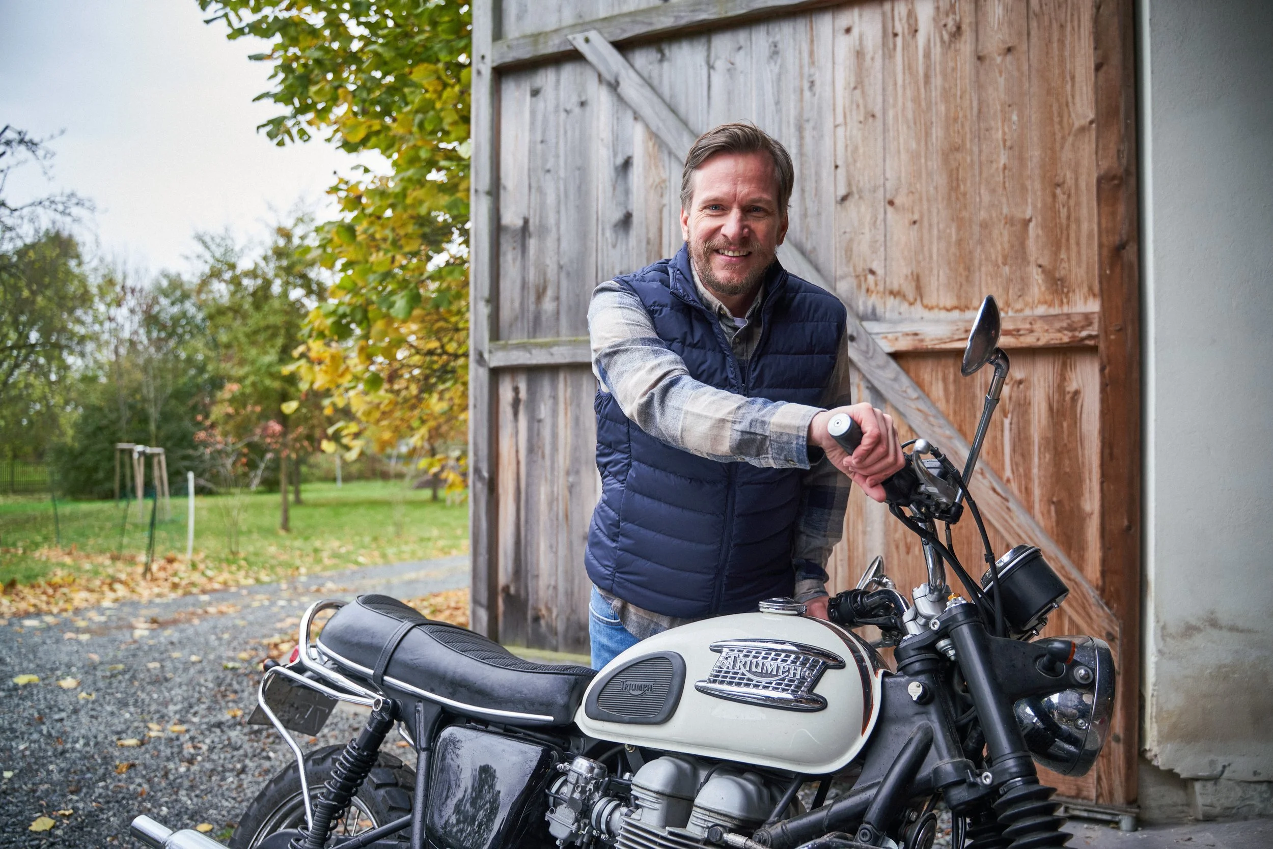 focení ve staré stodole ve středních Čechách s motorkou