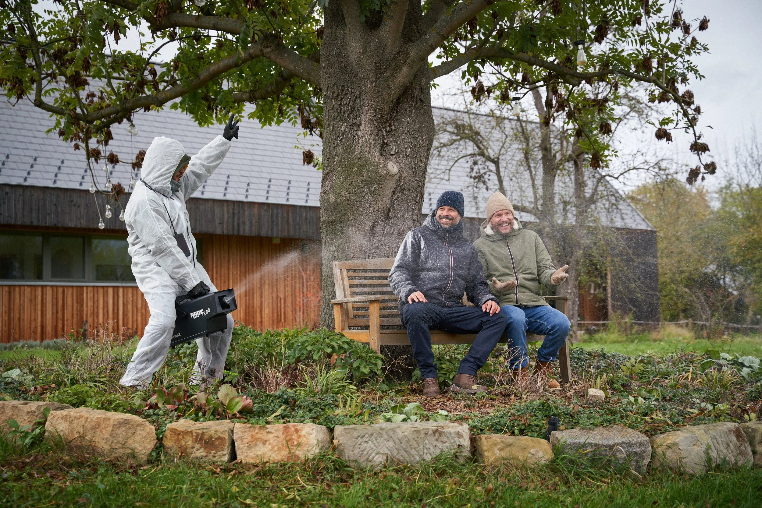 profesionalni produkce pro reklamní kampaň ve staré zahradě