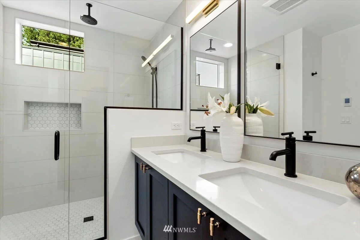 14. Master Bathroom.jpg