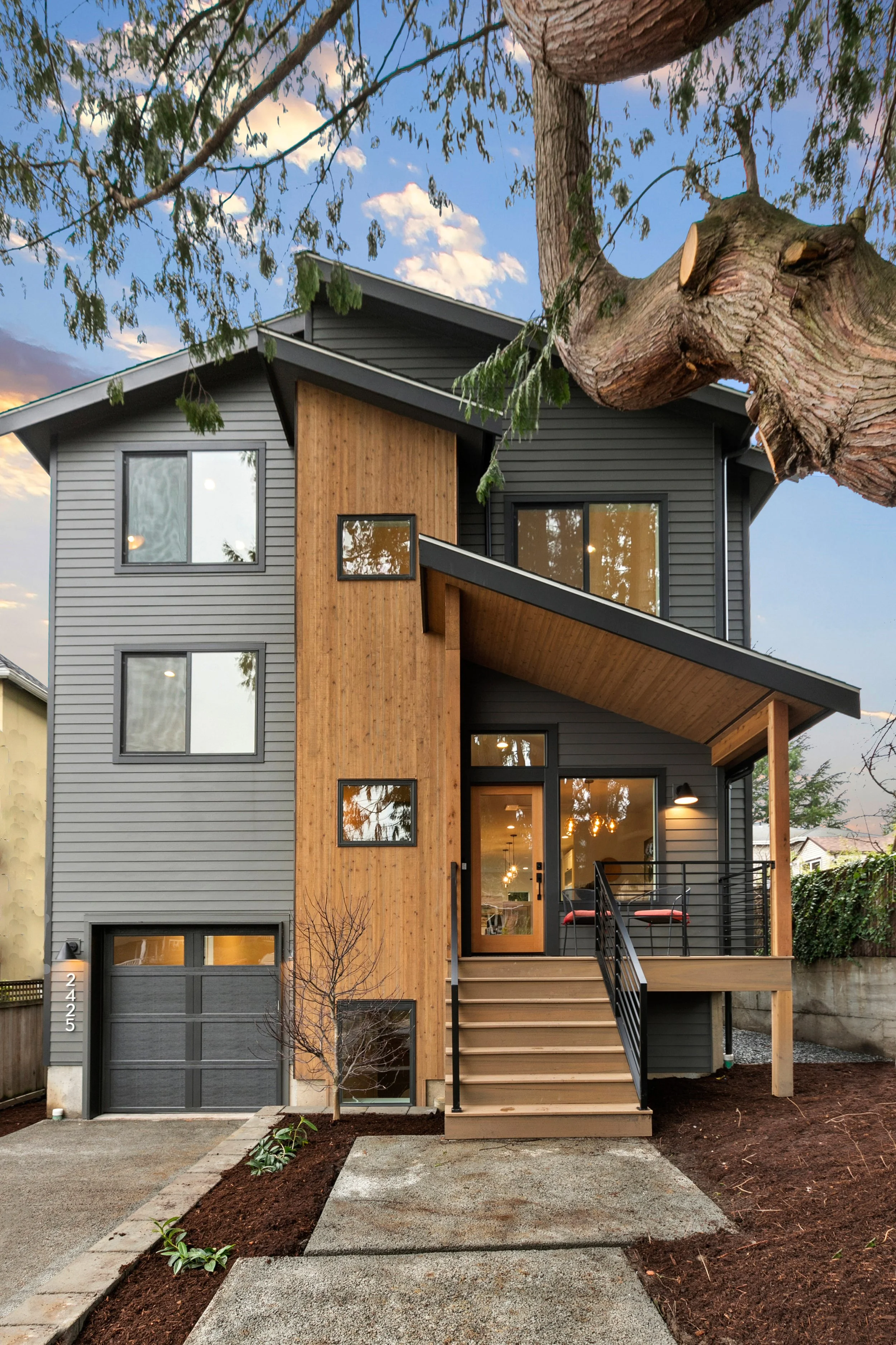 2425 W Crockett St Seattle (4 of 69).jpg