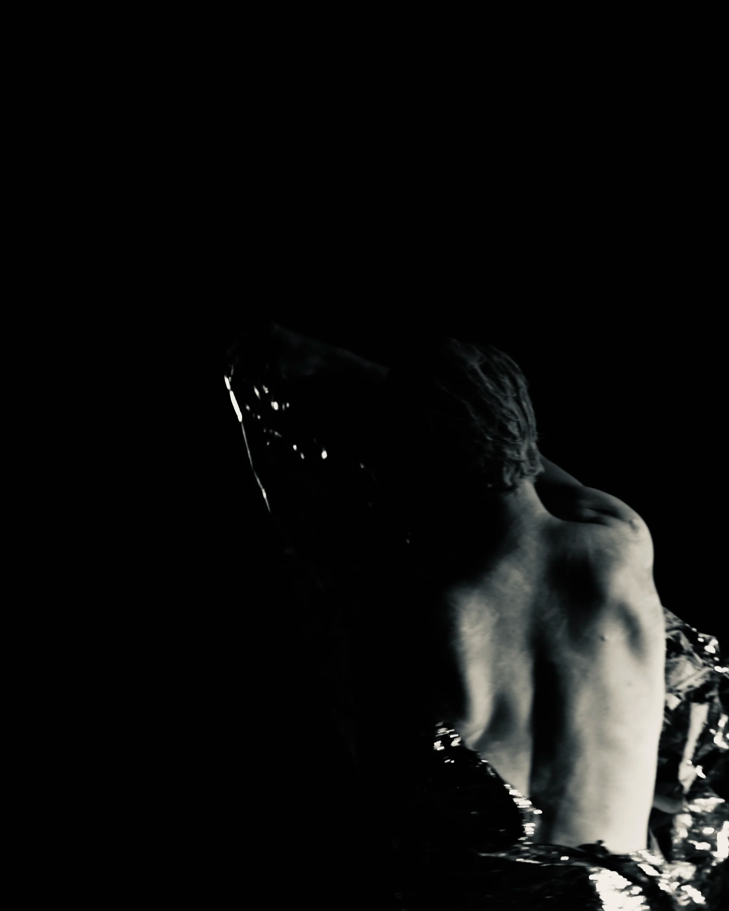 Totem Body – Tanzperformance. Im Butoh-Atelier von Stefan Maria Marb. Über die Symbolik des Totems: Verbindung zu Natur, Ahnen und anderen Seinszuständen, übersetzt in den tanzenden Körper.