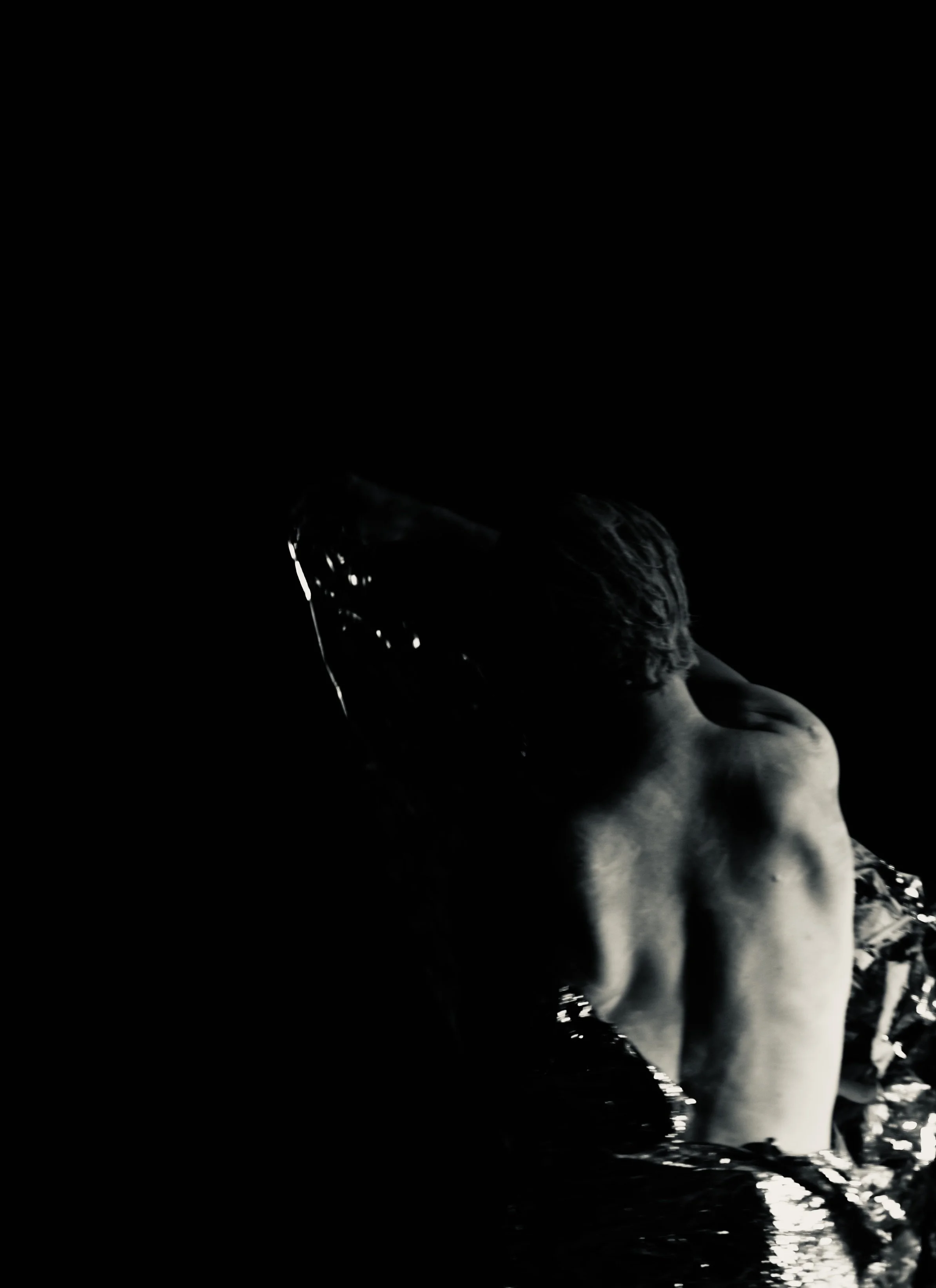 Totem Body – Tanzperformance. Im Butoh-Atelier von Stefan Maria Marb. Über die Symbolik des Totems: Verbindung zu Natur, Ahnen und anderen Seinszuständen, übersetzt in den tanzenden Körper.