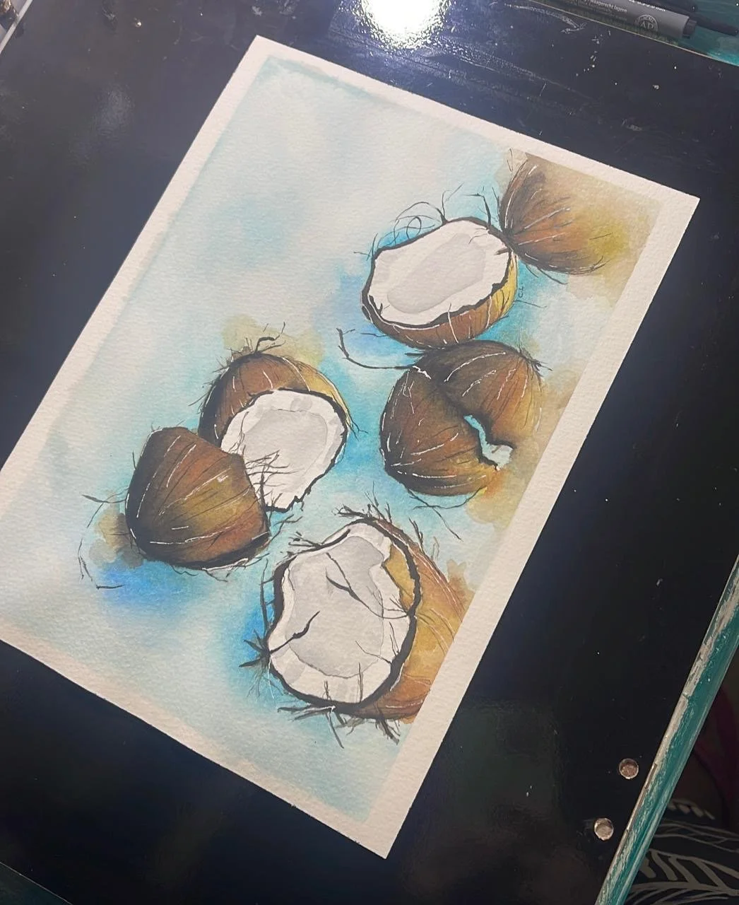 Pintura aquarela de cocos abertos e fechados sobre fundo azul claro.