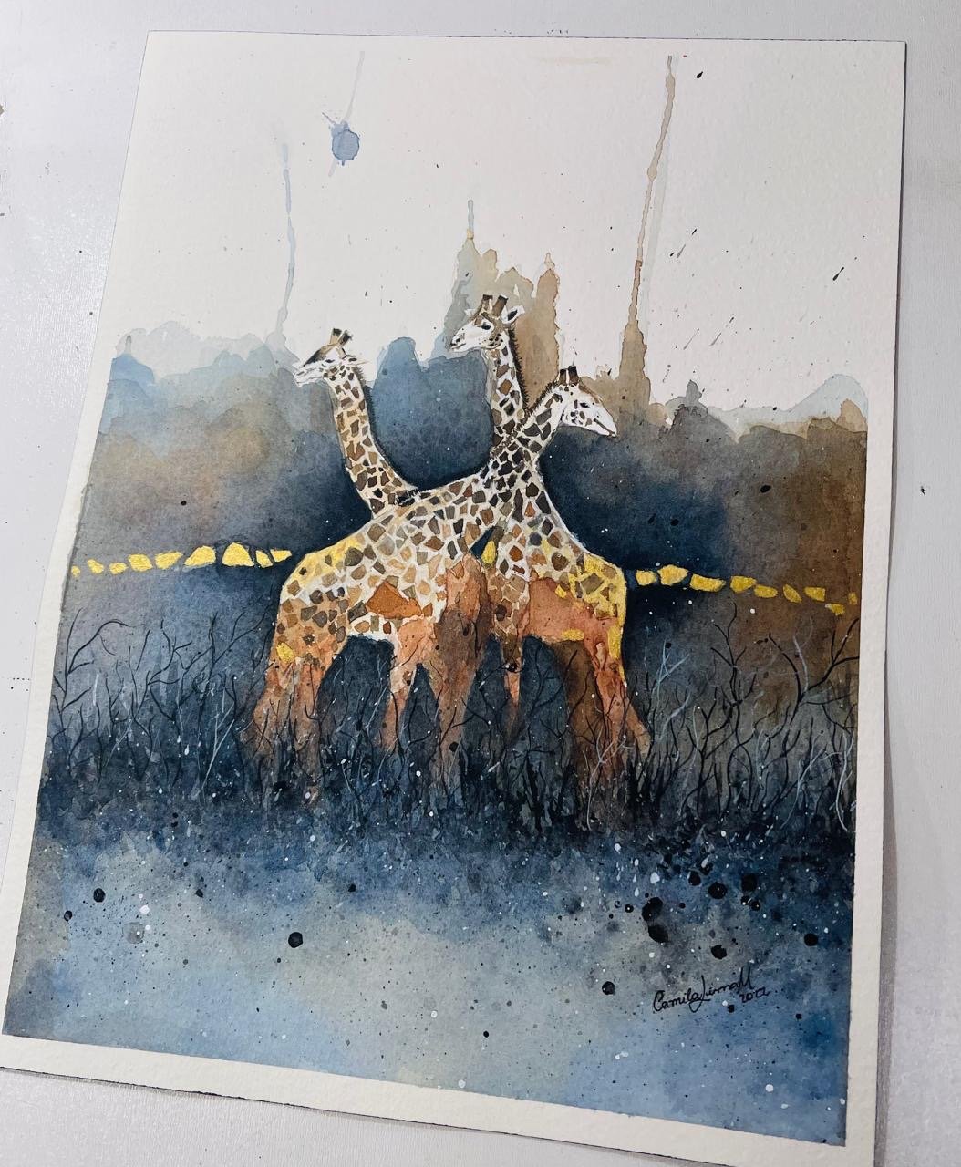 Aquarela de três girafas juntas, com fundo de árvores e céu escuro. Assinatura no canto inferior direito, 'Camila Lins'.