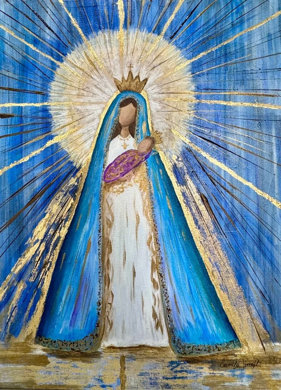 Imagem de uma pintura religiosa de Nossa Senhora com Jesus criança, com fundo azul e raios de ouro ao redor dela.