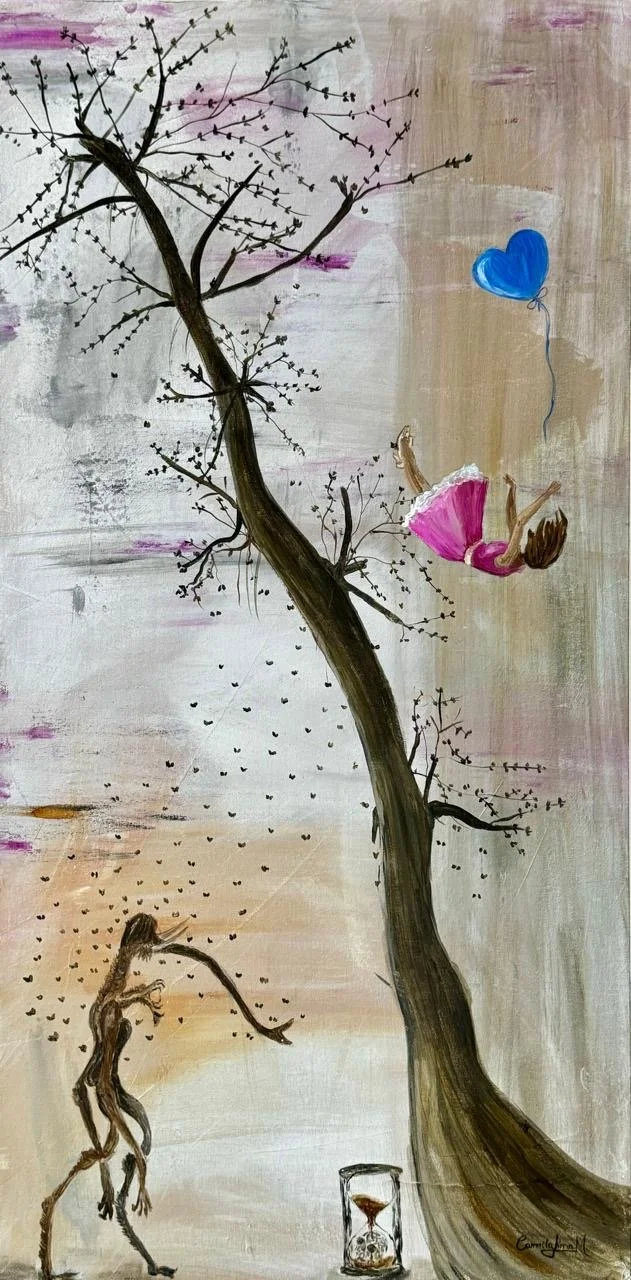 Ilustração de uma árvore fina e curvada com galhos finos e folhas pequenas, um boneco de neve ao pé da árvore, uma menina com cabelo comprido e vestida de rosa que parece estar caindo, e uma mulher com cabelo longo que está soltando pequenos beijos na direção da árvore. Uma bola de coração azul flutua ao lado.