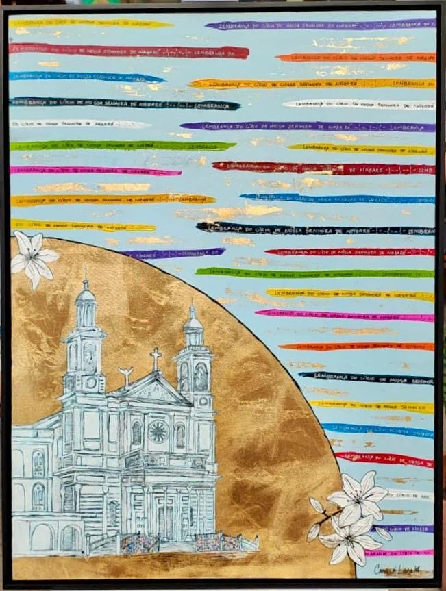 Desenho de uma igreja com duas torres, detalhes em linha azul, sobre um fundo dourado. No topo e na parte inferior, há flores brancas. O fundo do céu é decorado com faixas coloridas, incluindo azul, vermelho, amarelo, rosa, preto e roxo, com textos escritos de forma artística.