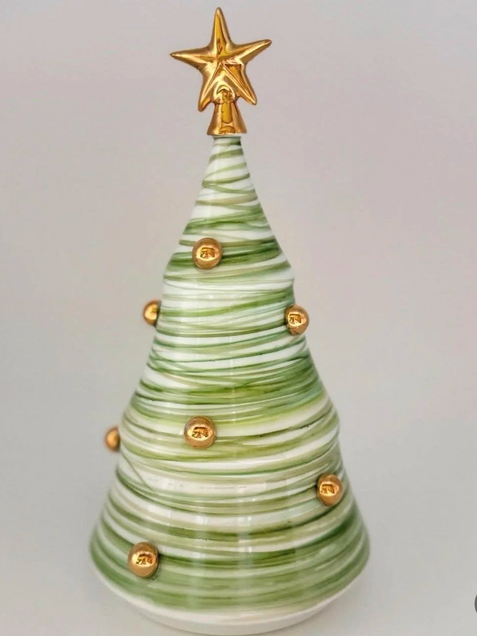 Árvore de Natal decorativa feita de vidro com reflexos verdes e dourados, decorada com pequenas bolas douradas e topo com estrela dourada.