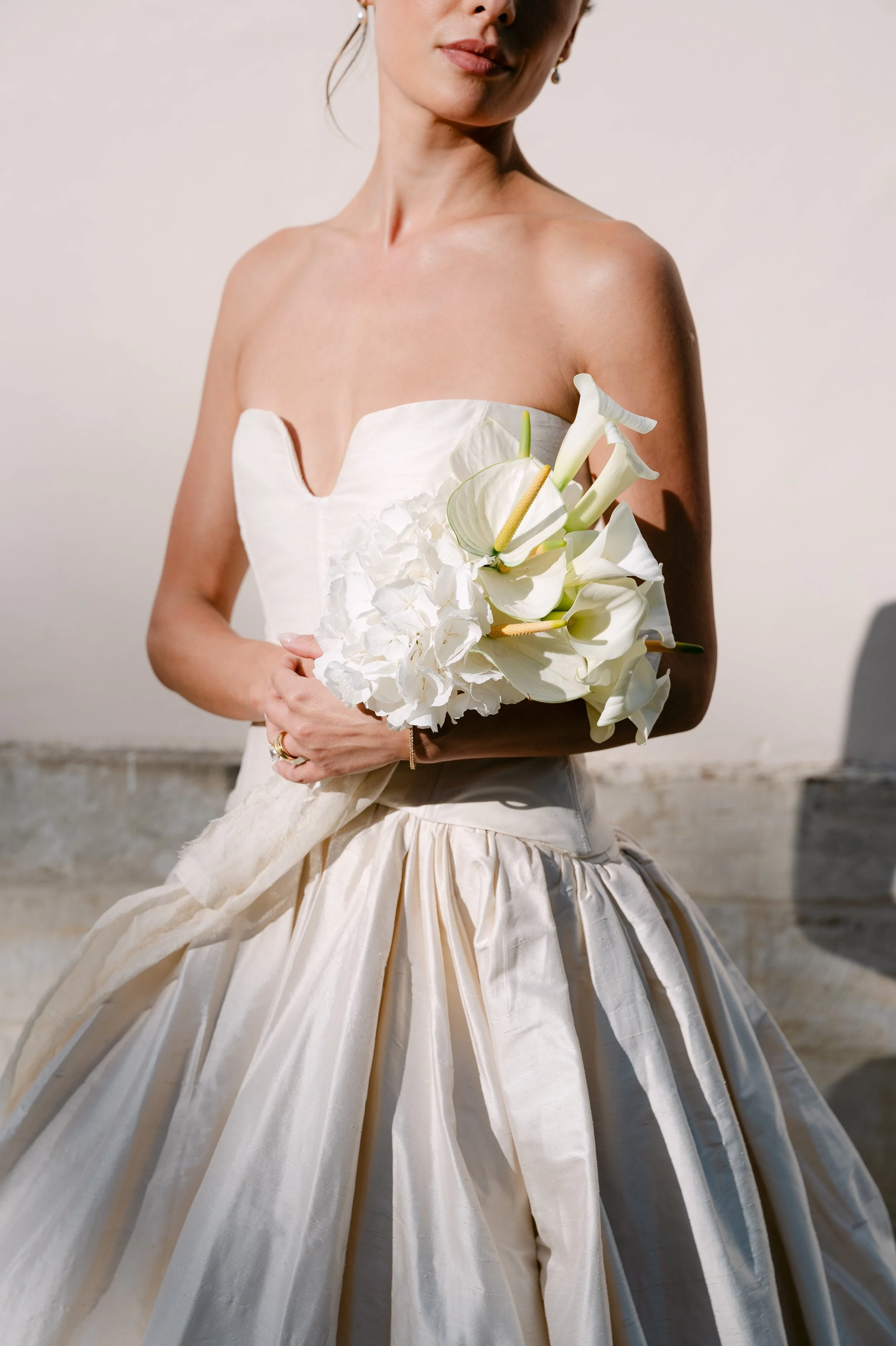 Luxe bruidsmake-up vastgelegd in een editorial setting