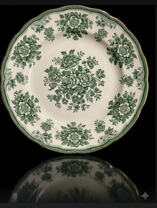 The Coronation Collection

Regal, maximalist patterns with heavy florals and gold-brushed edges. Inspired by historical royal aesthetics.