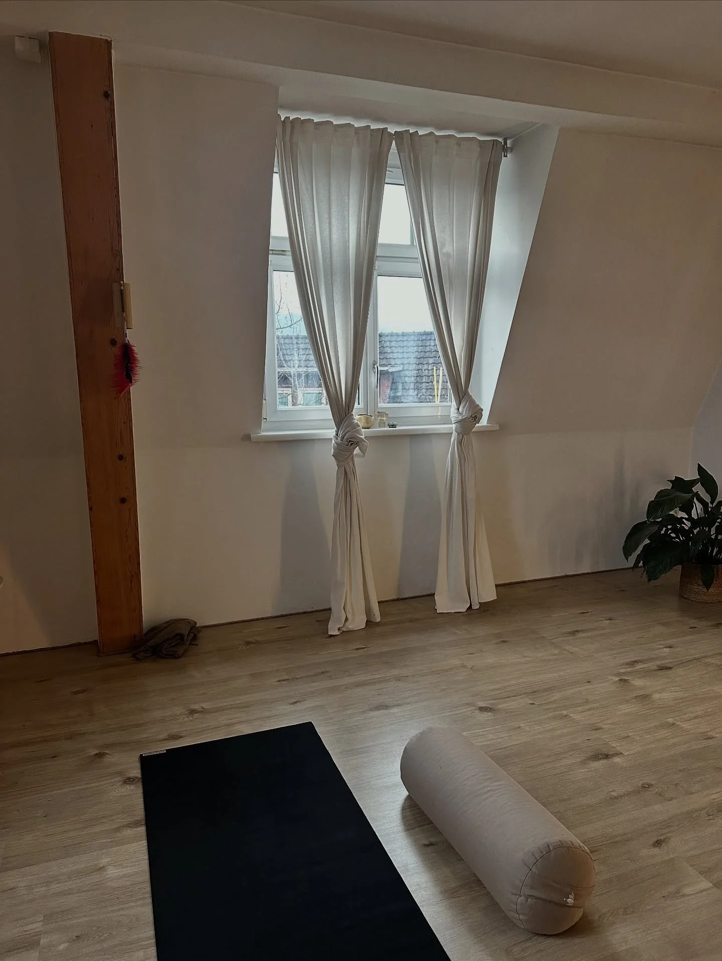 Februar ReCap Yoga Vila 💜 #recap

8 Monate gibt es nun die Vila &ndash; und wenn wir die Acht umlegen, entsteht das Zeichen der Unendlichkeit ♾️

Im Februar durfte die Vila so vieles sein:
Fotostudio, Beratungsraum, Tanzstudio, Yoga Studio (nat&uuml