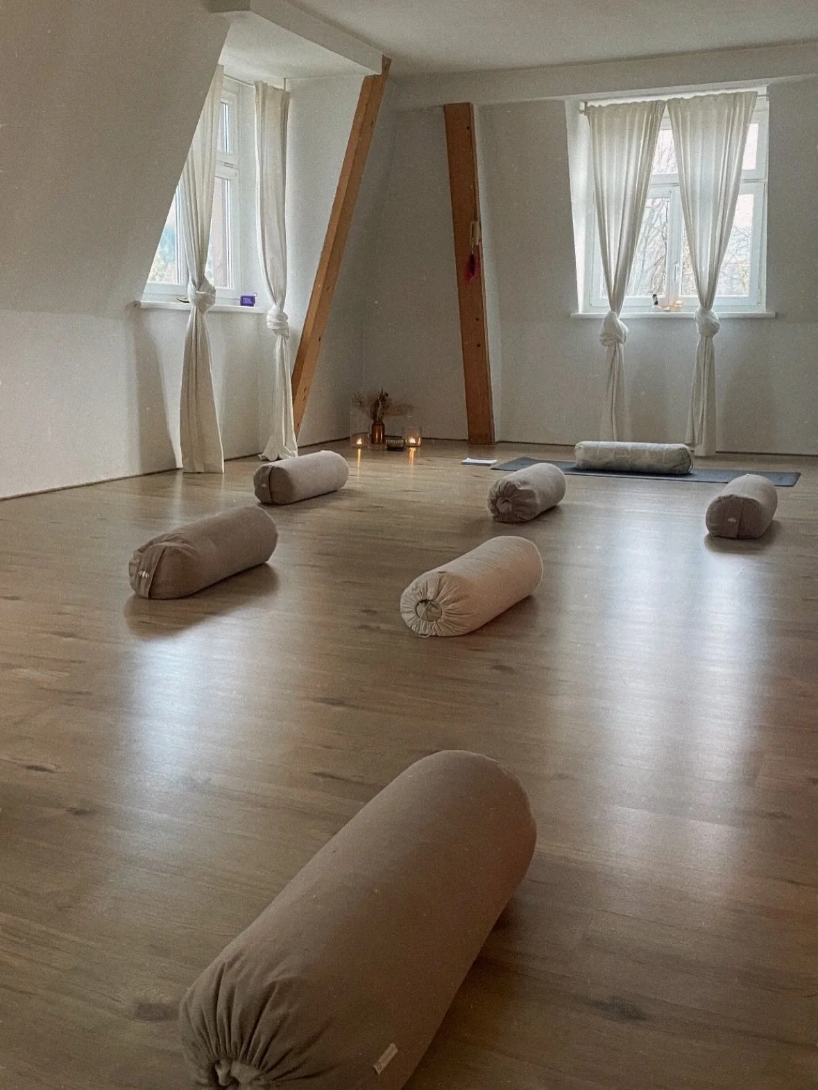 M&Auml;RZ recap aus der Vila 💜

1. Rise &amp; Restore Magic mit @jazzzzmin__ 
2. Full Moon Magic 🌕 in der Vila
3. 1:1 SPACE (Schreib uns, falls du einen Space brauchst)
4. #failmoment beim Videodreh
5. DJ &amp; SOUND 🪩💃
6. Vor der Klasse
7. Yin i