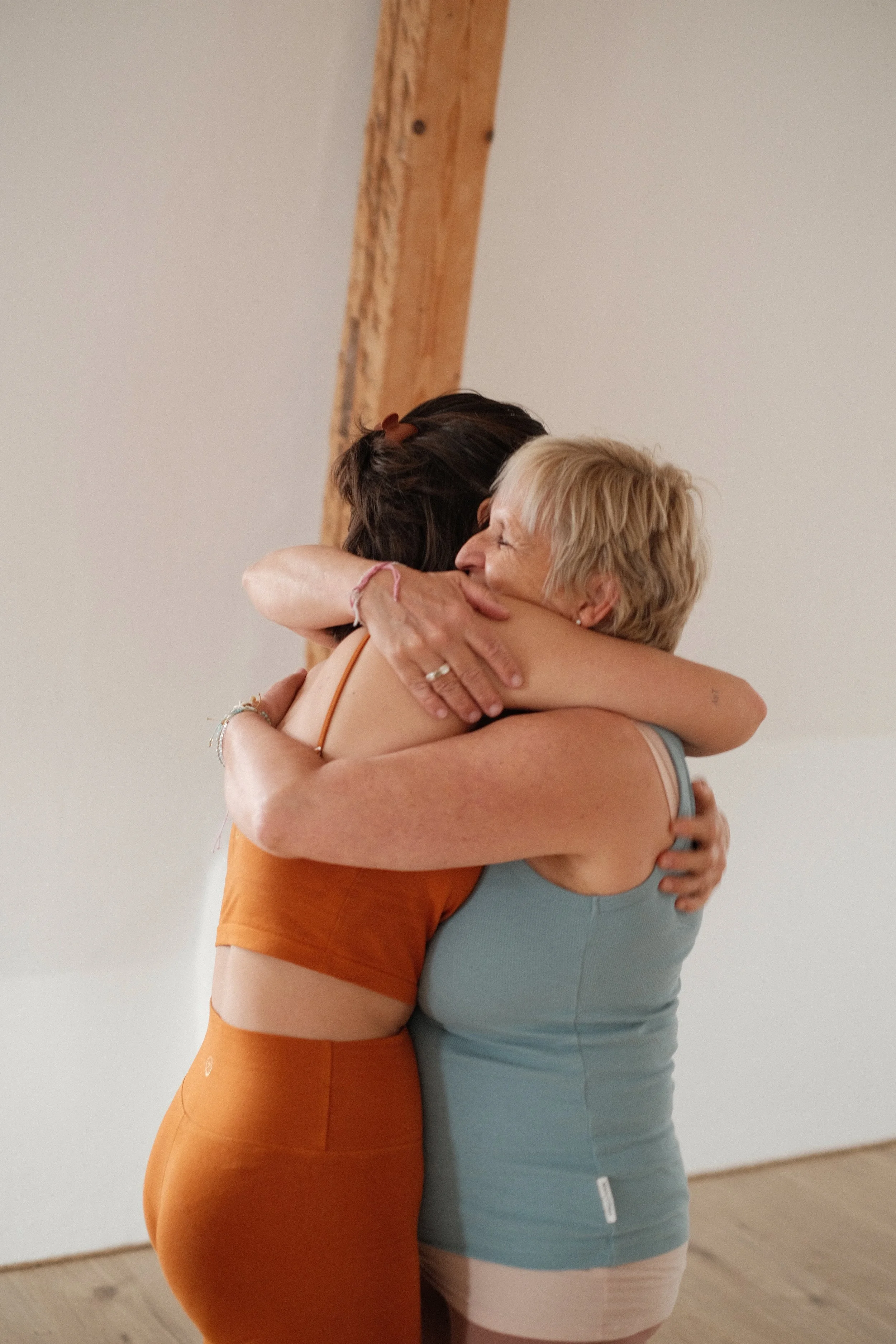 Zwei Frauen umarmen sich herzlich.