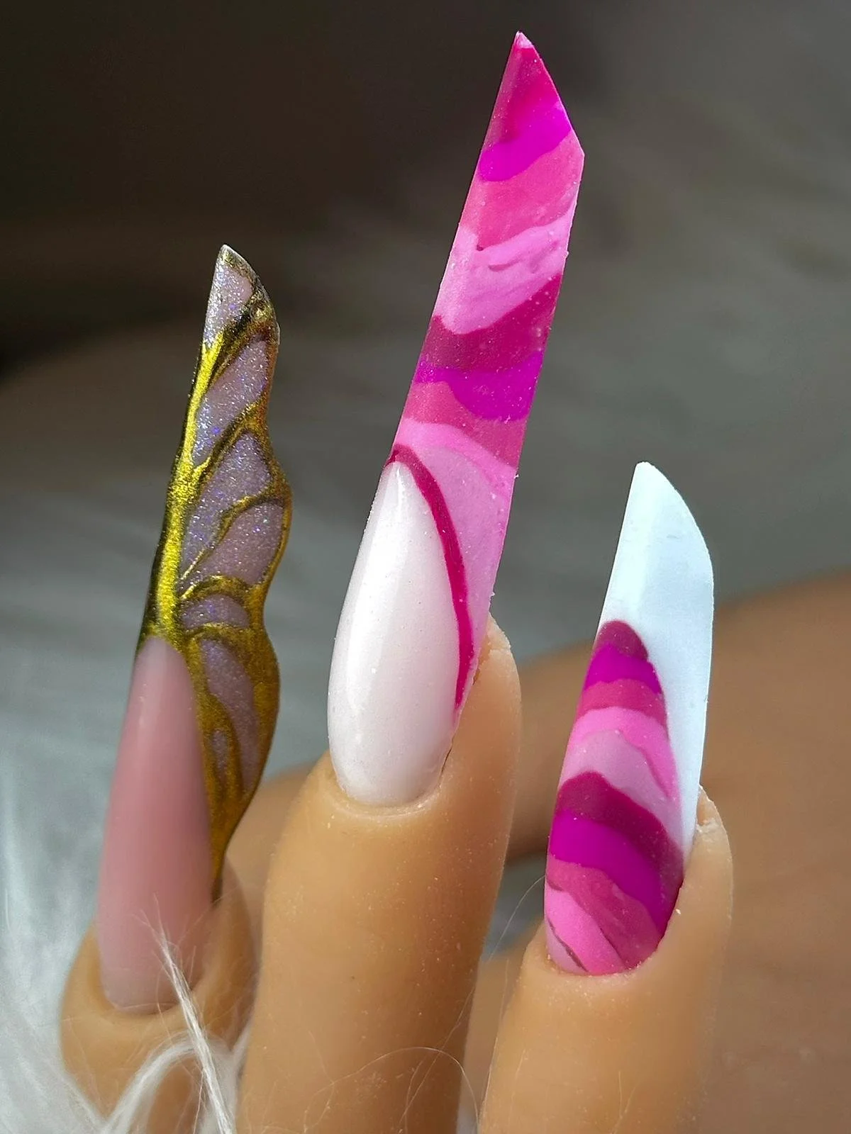 Un set di unghie artistiche con design colorati e decorativi.