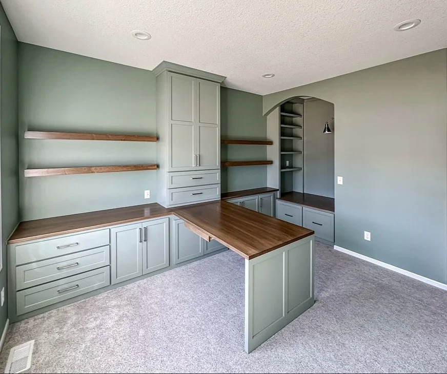 There's something for everyone in this amazing space. The office area is perfect for productivity, and the reading nook is a cozy retreat for kids and adults to get lost in a great book.

Contracting &amp; Design: @solidgroundconstructionco 
Paint co