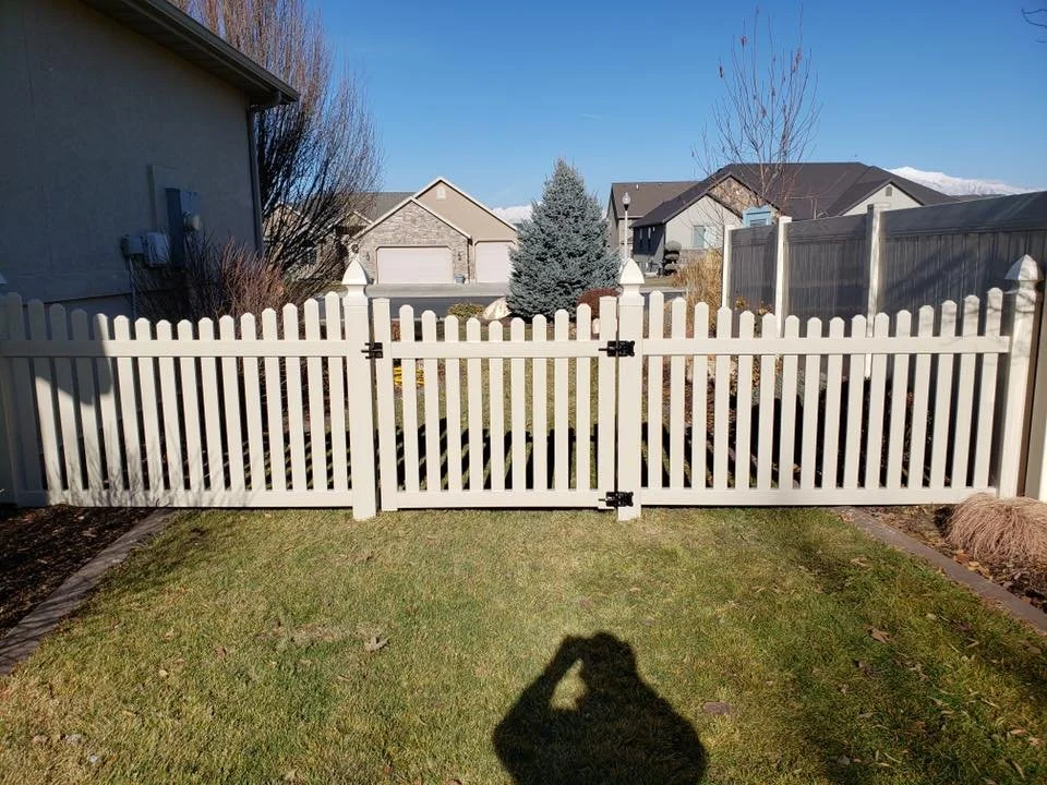 sand scalloped picket.jpg