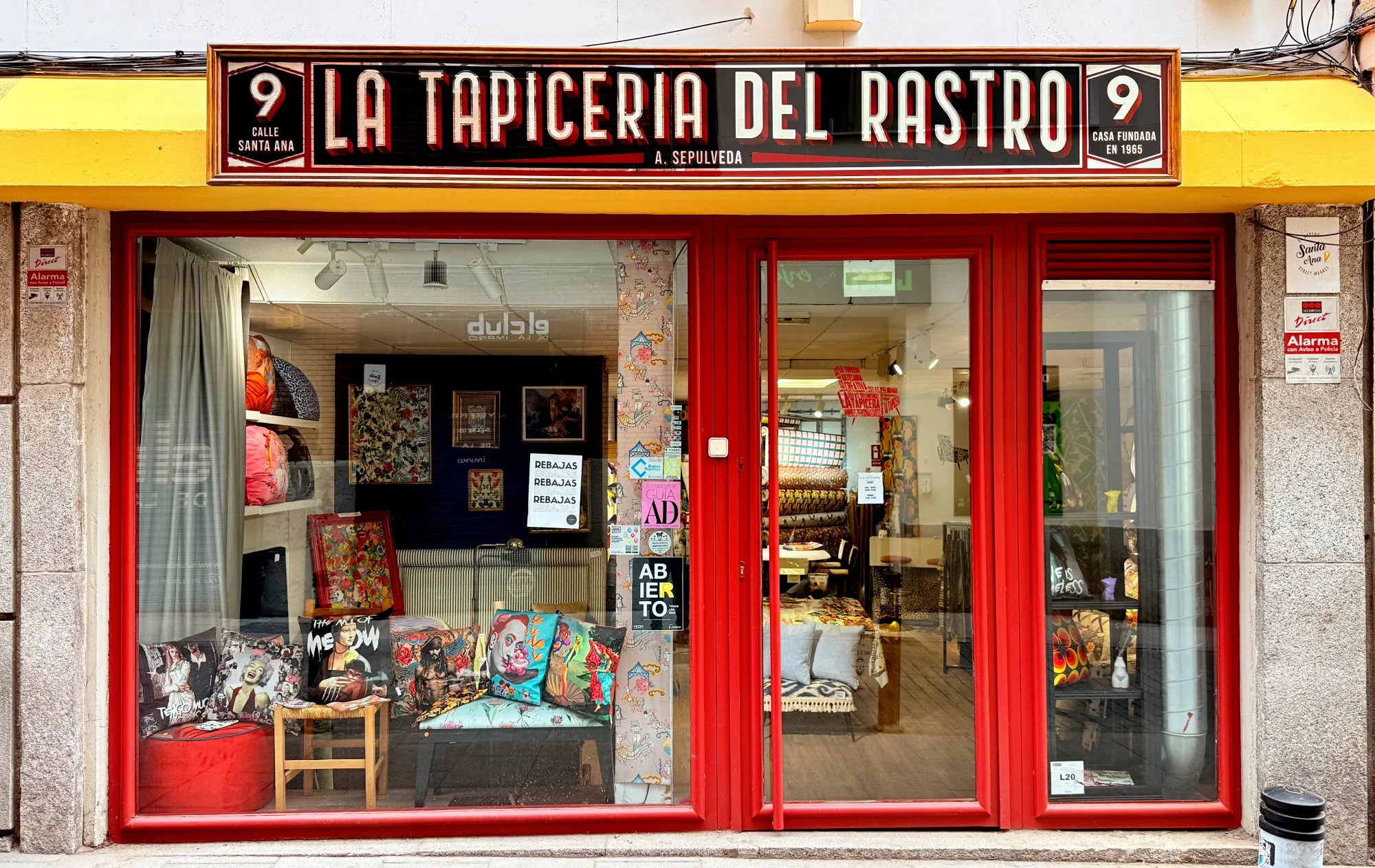 La tapicería de Retiro (2021) y La Tapicería del Rastro (2026): Rótulos clásicos en plata mate / espejo y pintura. 