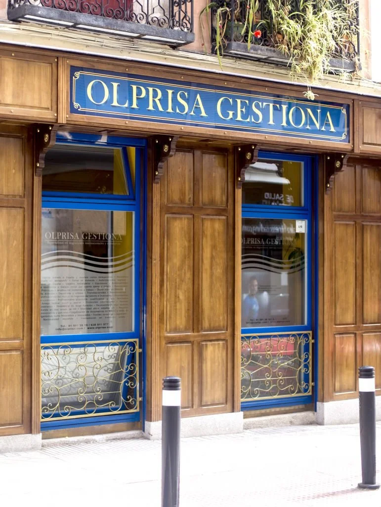 Elaborados rótulos tradicionales para la fachada de madera de Olprisa gestiona, abogados en Chamberí