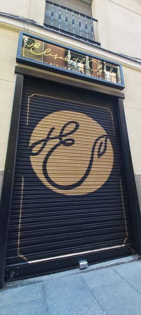 Elisabeth ojeda Rotulo en oro sobre vidrio (2).jpg