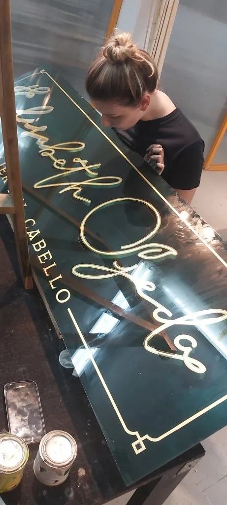 Elisabeth ojeda Rotulo en oro sobre vidrio (4).jpg