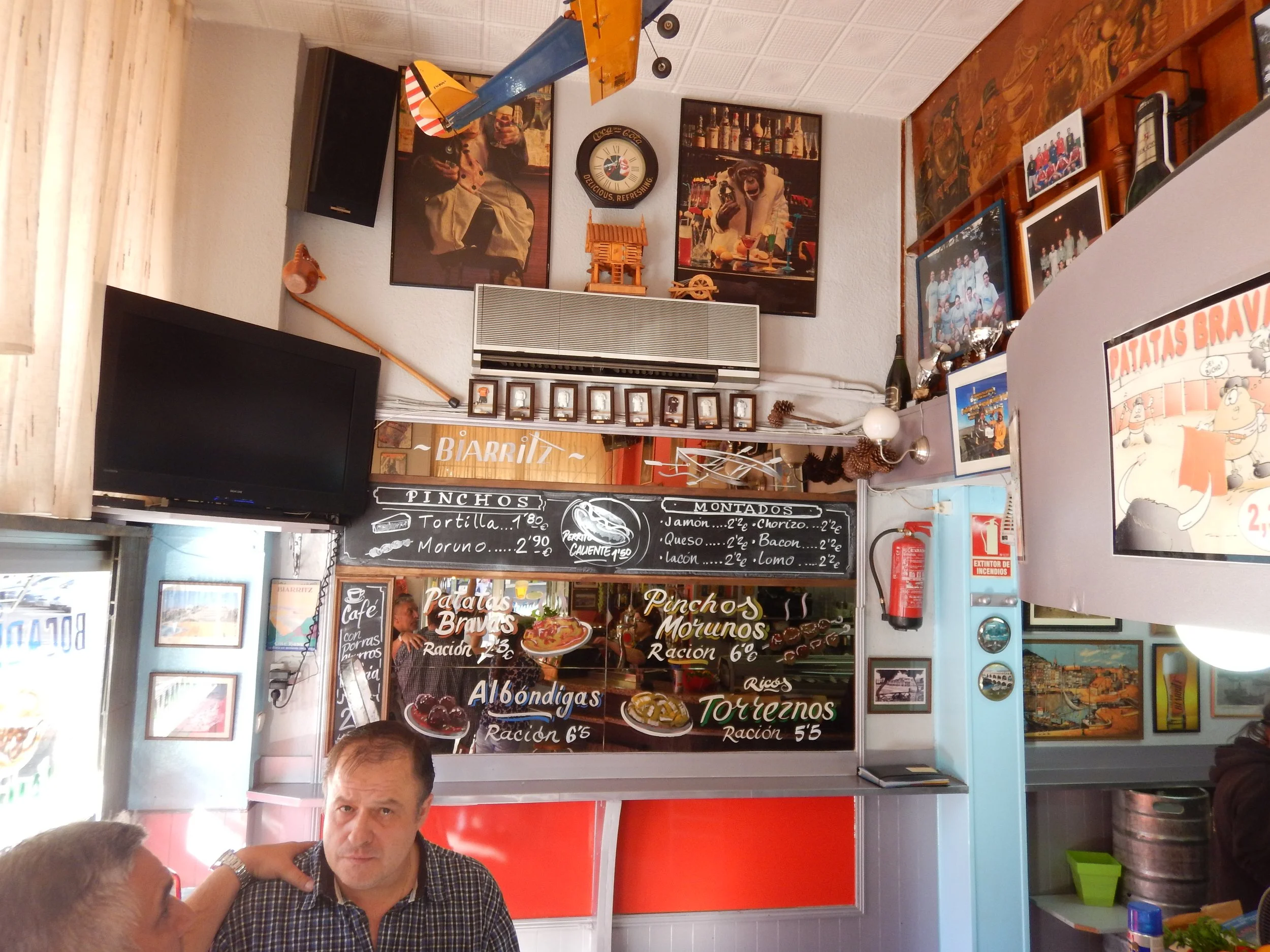 rotulacion clasica ventana bar a pincel rotulacion a mano.JPG