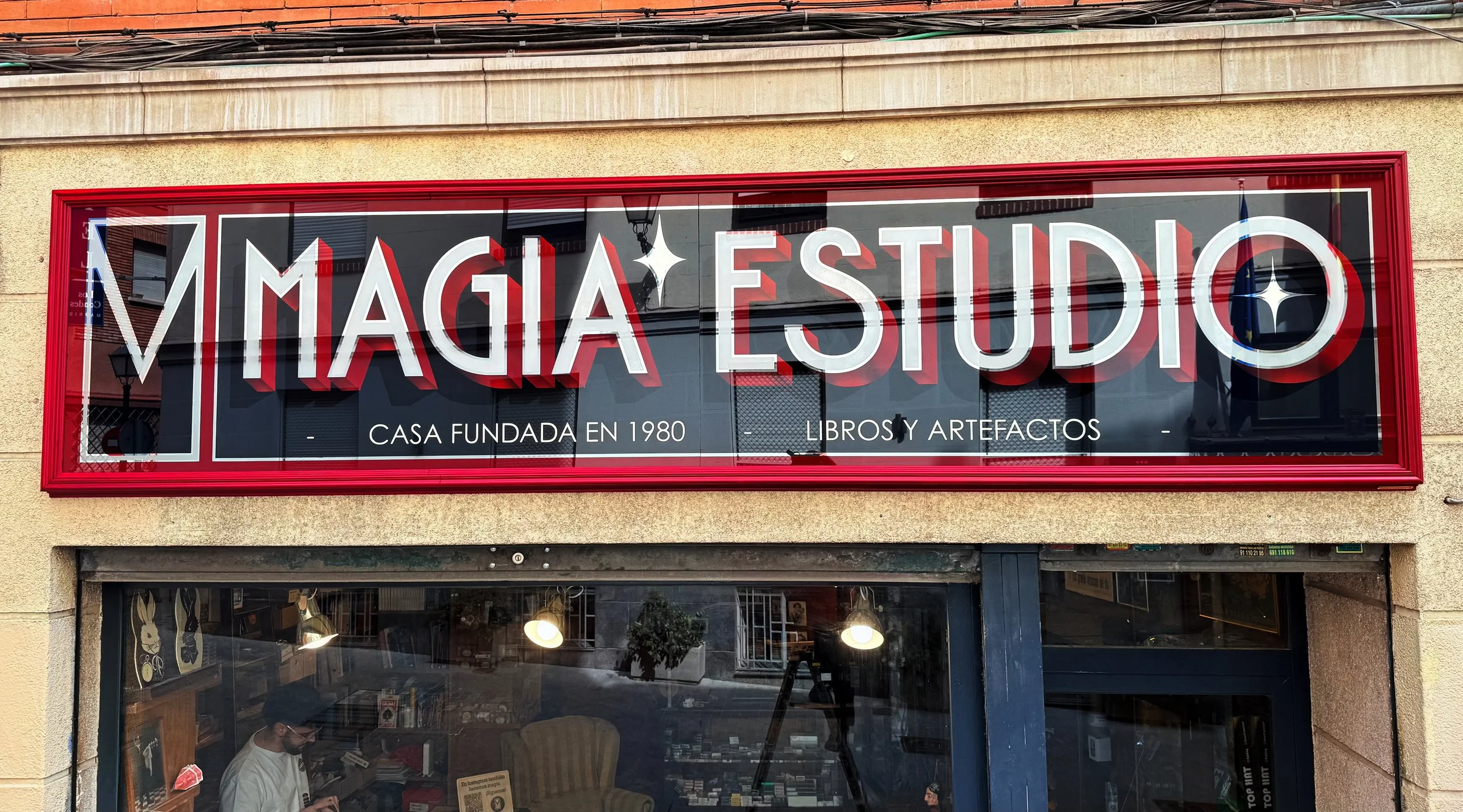 MAGIA ESTUDIO: Rótulo clásico para este punto de encuentro mítico en el mundo de la magia en Madrid.