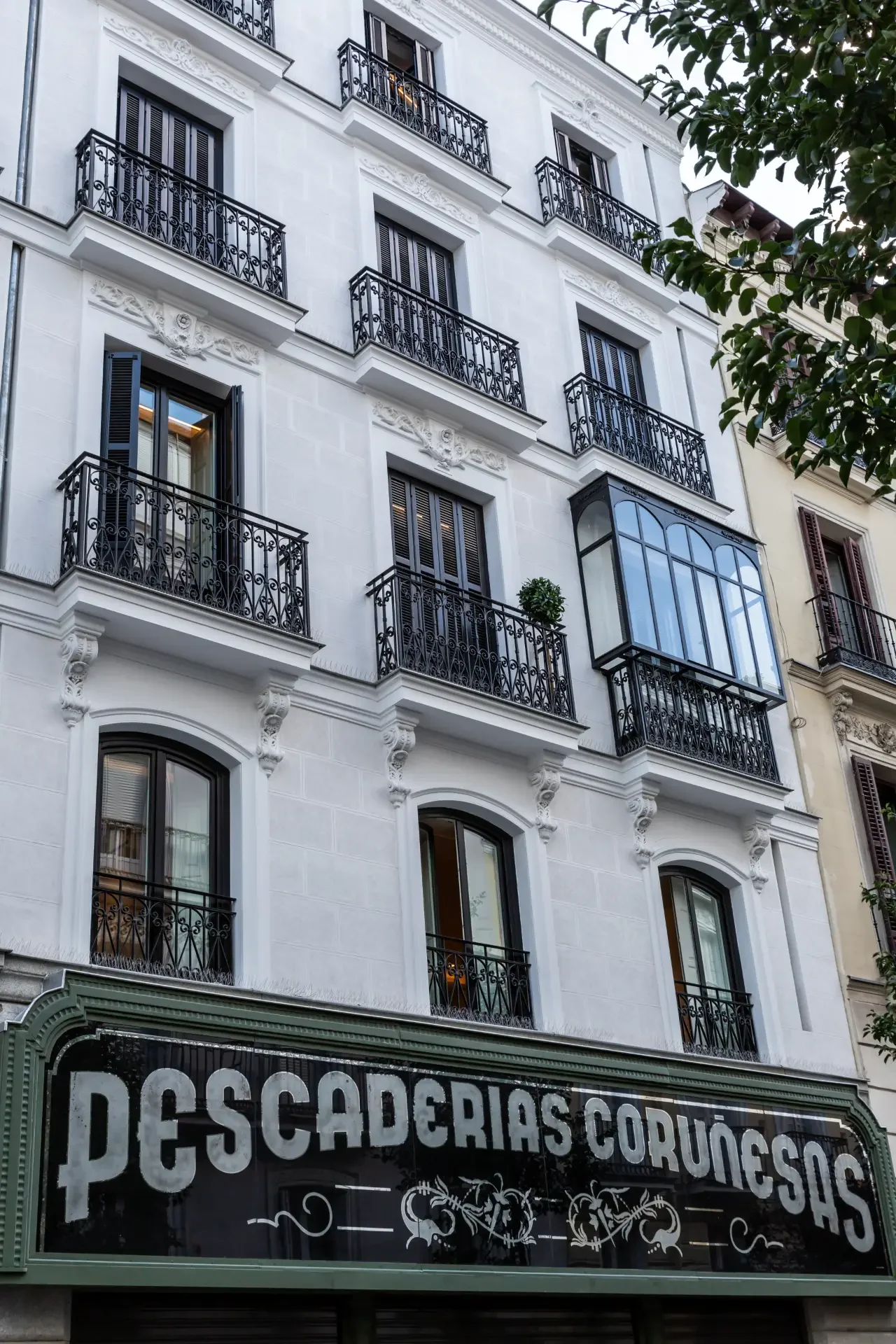 Pescaderías Coruñesas: Reproducción del rotulo de vidrio plateado mas grande de España
