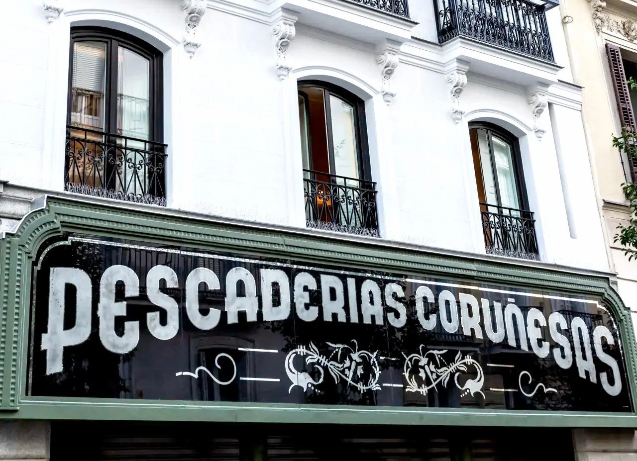 Pescaderías Coruñesas,una pieza historica de Madrid. Reproducción del rotulo de vidrio plateado mas grande de España. 