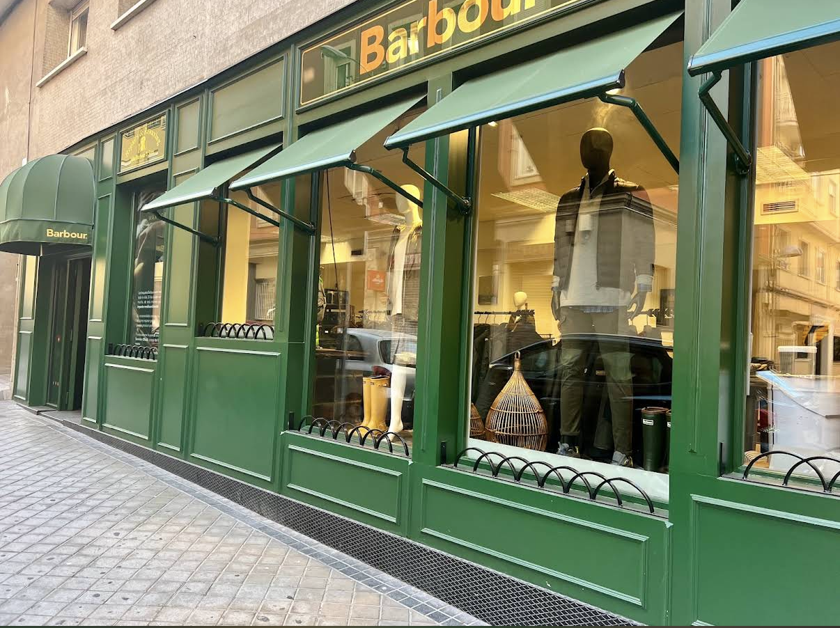 Barbour: Rótulos de vidrio con pan de oro para la fachada de su tienda y taller de distribuidor en Madrid