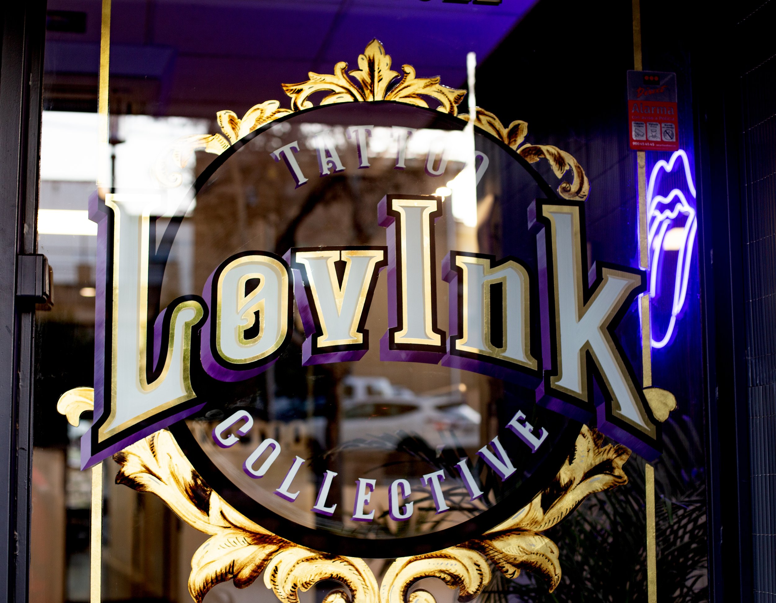 Ventana rotulada con pan de oro para LOVINK