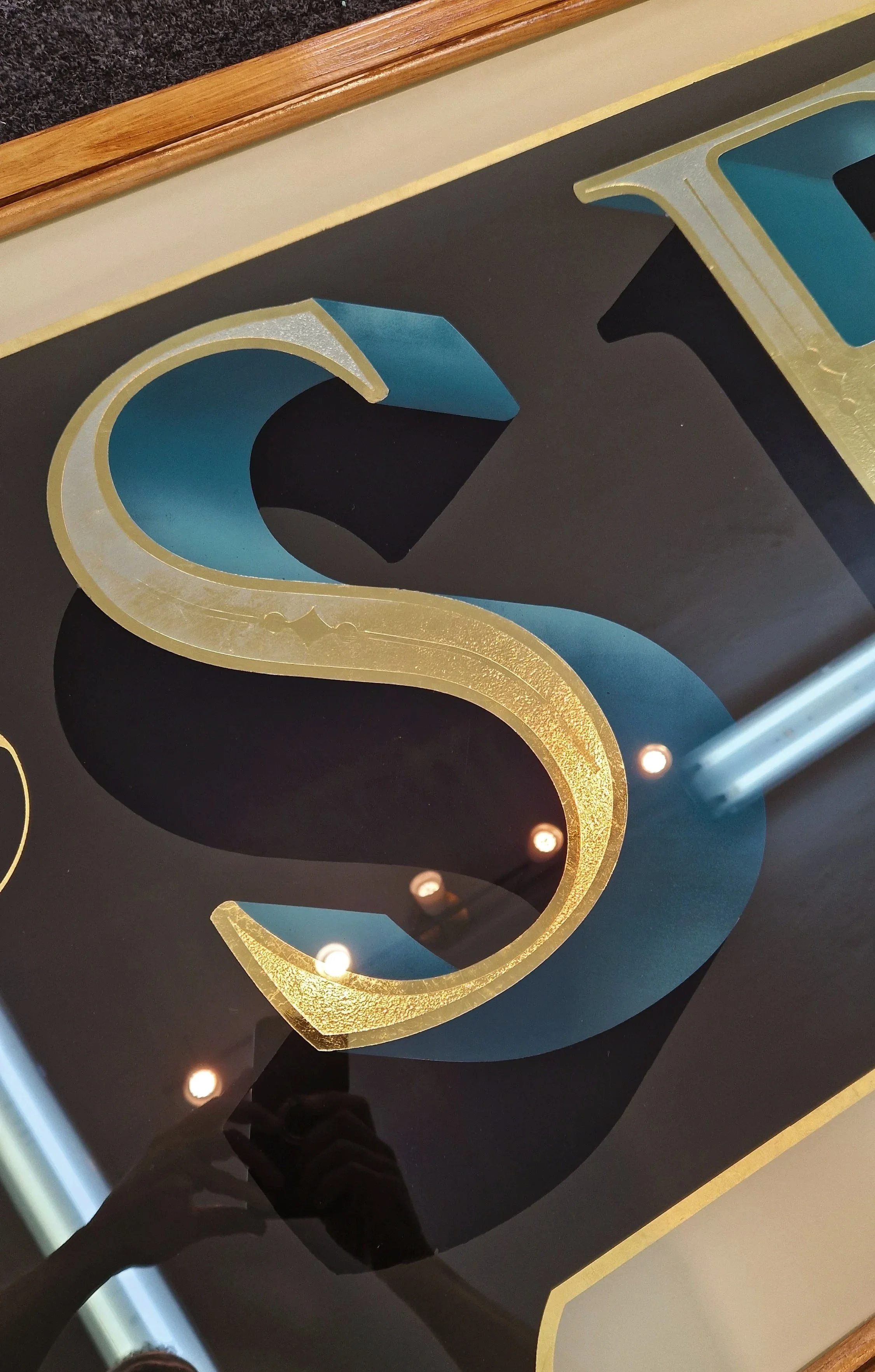 Letra S en pan de oro "verre eglomise" y pintura en reverso