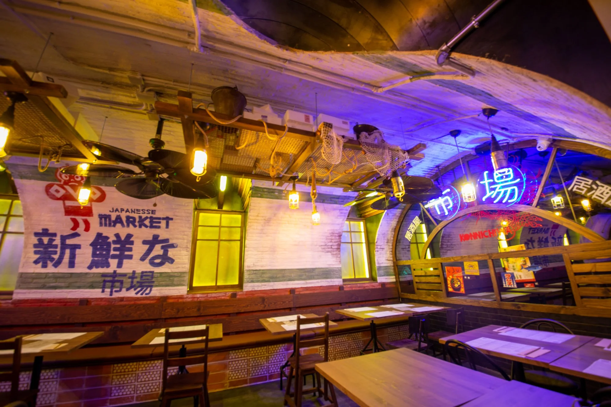 Murales pintados en el interior de un restaurante japones