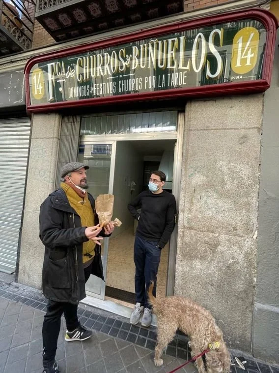 Fragmento del rótulo original que una vez limpio nos permitió ver los colores y técnicas a reproducir  Entregando los nuevos rótulos: