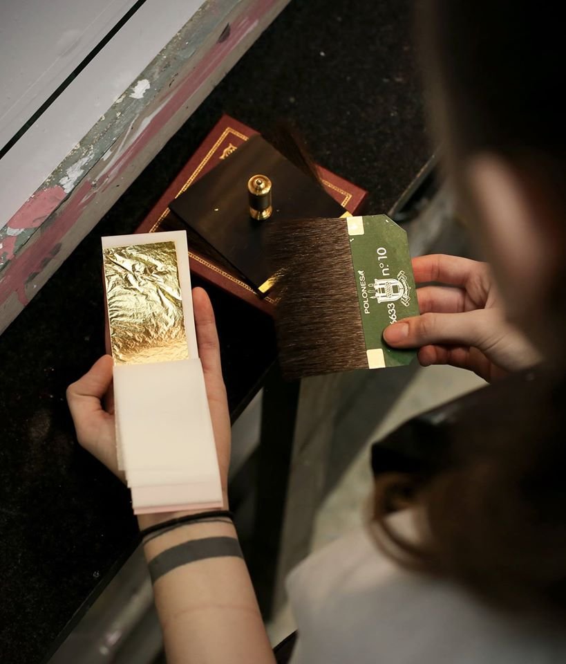 El dorado, Oro real, oro falso y otros materiales.