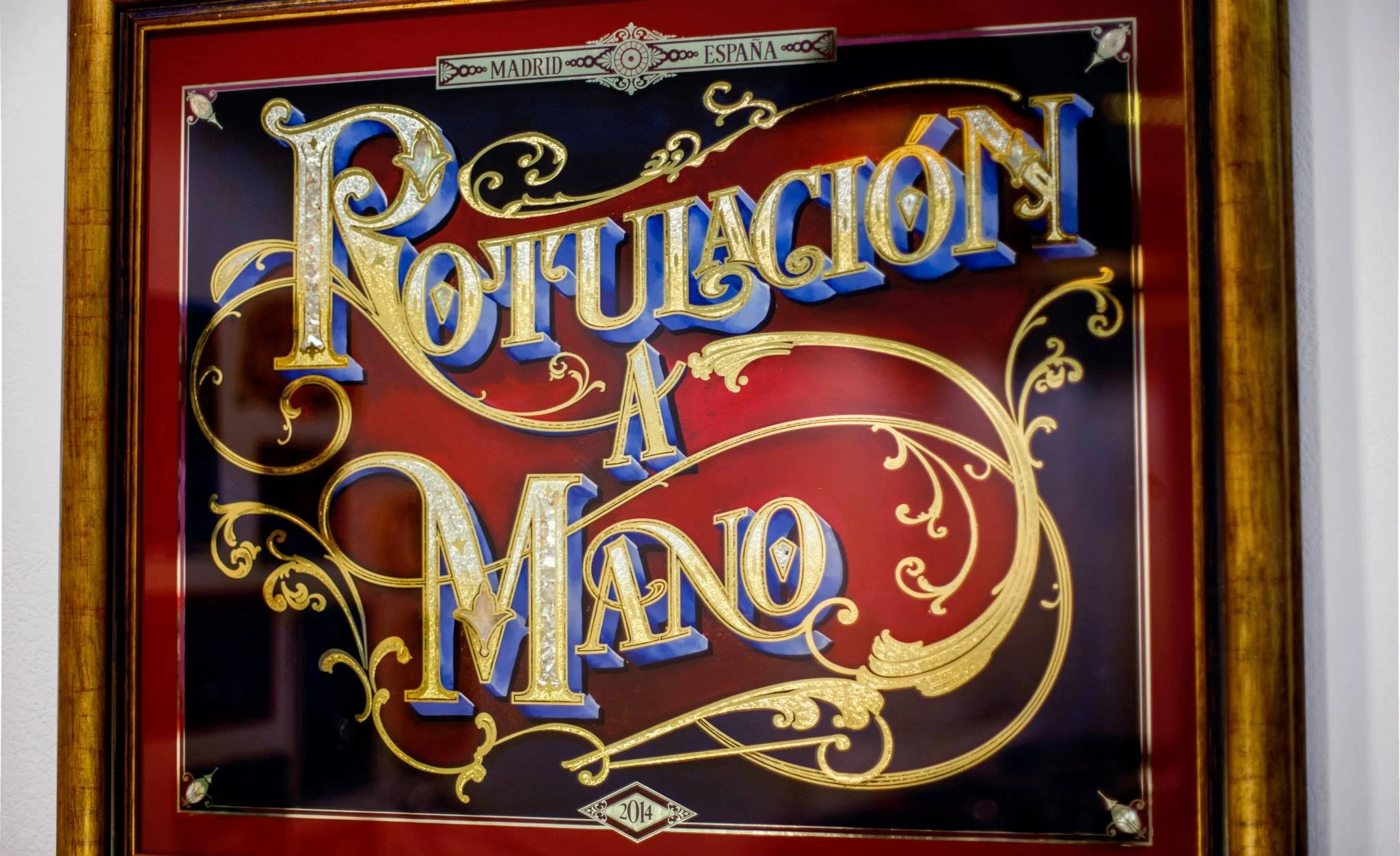 Vidrio rotulado con pan de oro, letras ornamentadas, cartel elegante por Rotulacion a mano, Madrid