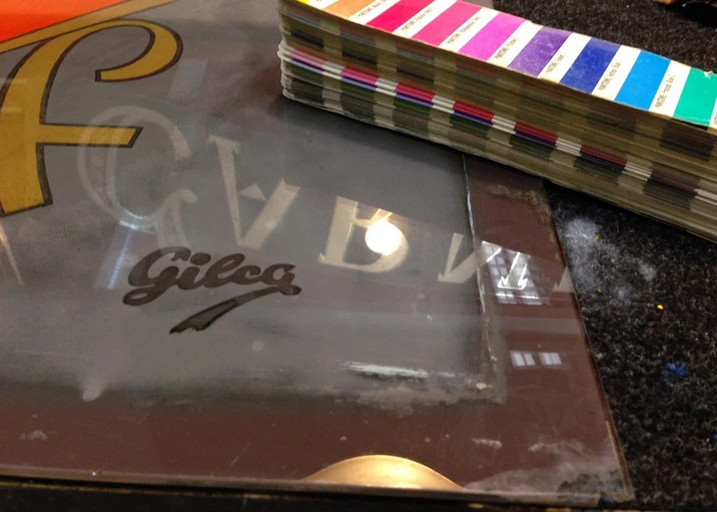 La parte trasera de una de las zonas doradas mejor conservada, pero sin brillo y desprendiéndose el barniz.