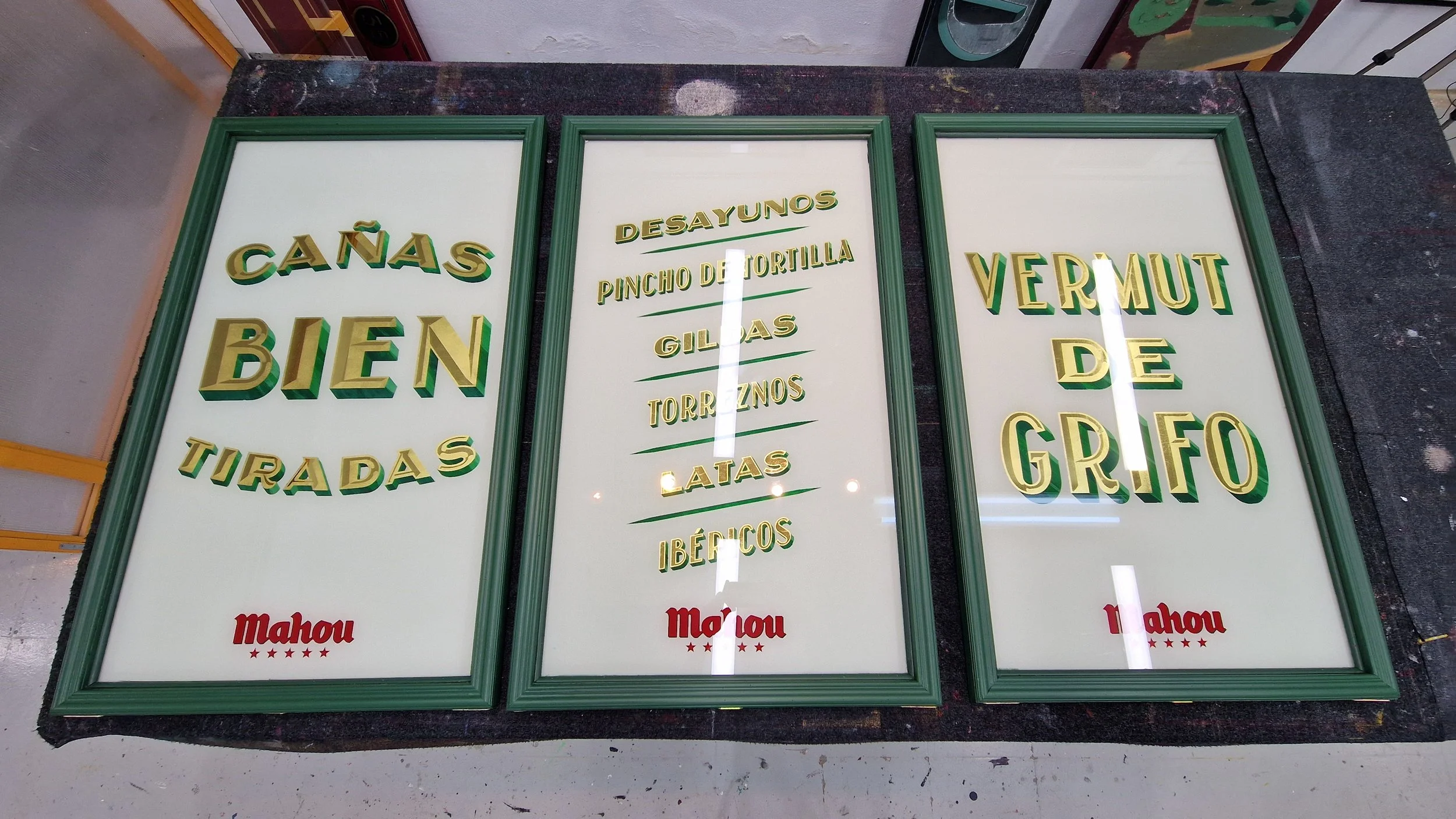 El 51 de Princesa y El 13 de Ponzano: Carteles colgables en vidrio y oro real con Mahou 