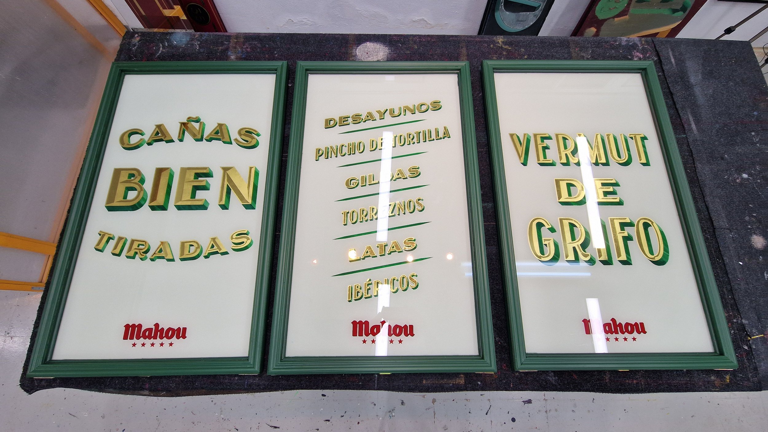 El 51 de Princesa y El 13 de Ponzano: Carteles colgables en vidrio y oro real con Mahou 