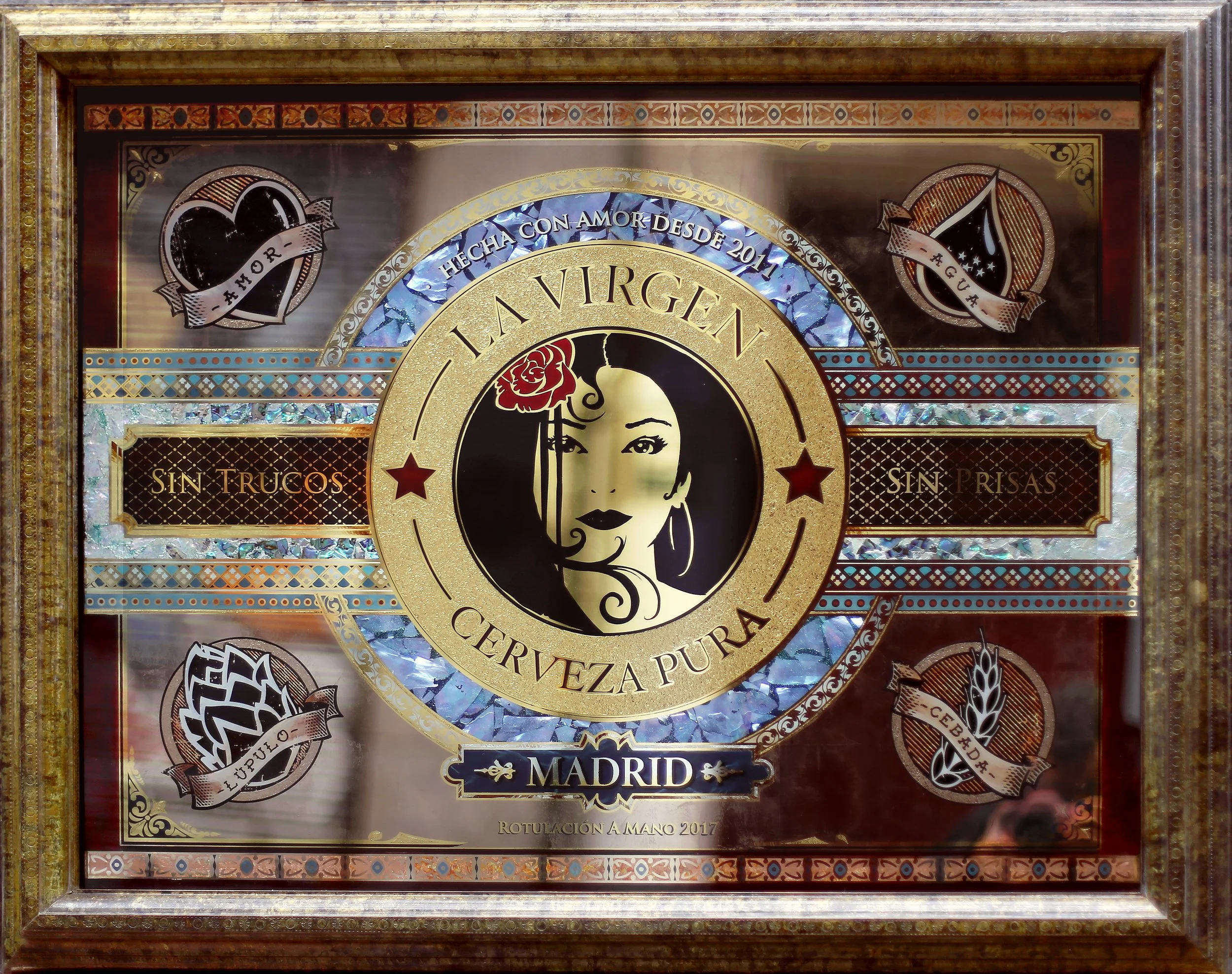 Cristal dorado, pintado y grabado para La Virgen Cervezas