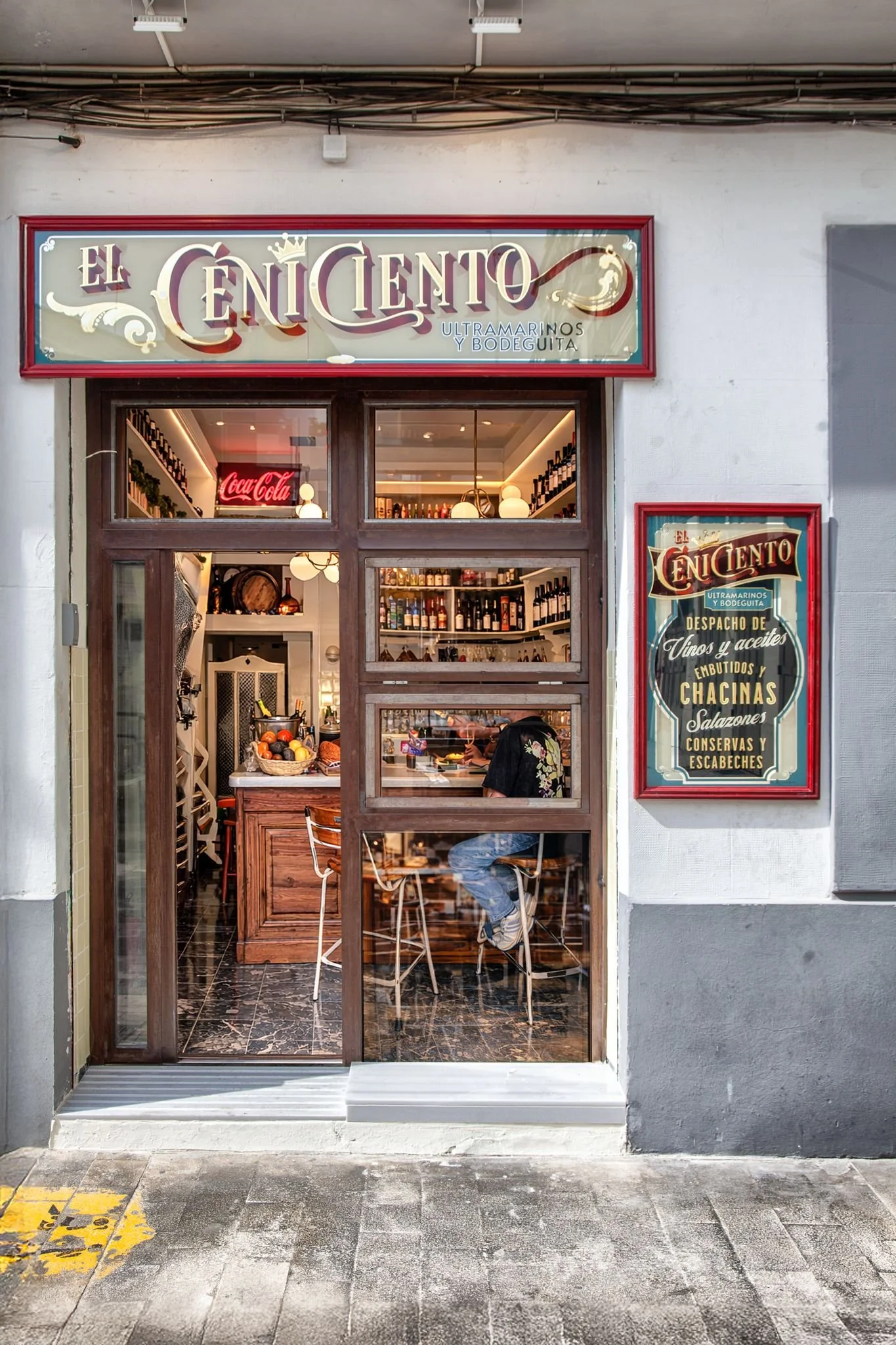 Fachada de una bodega tradicional en valencia con carteles clásicos en pan de oro y vidrio