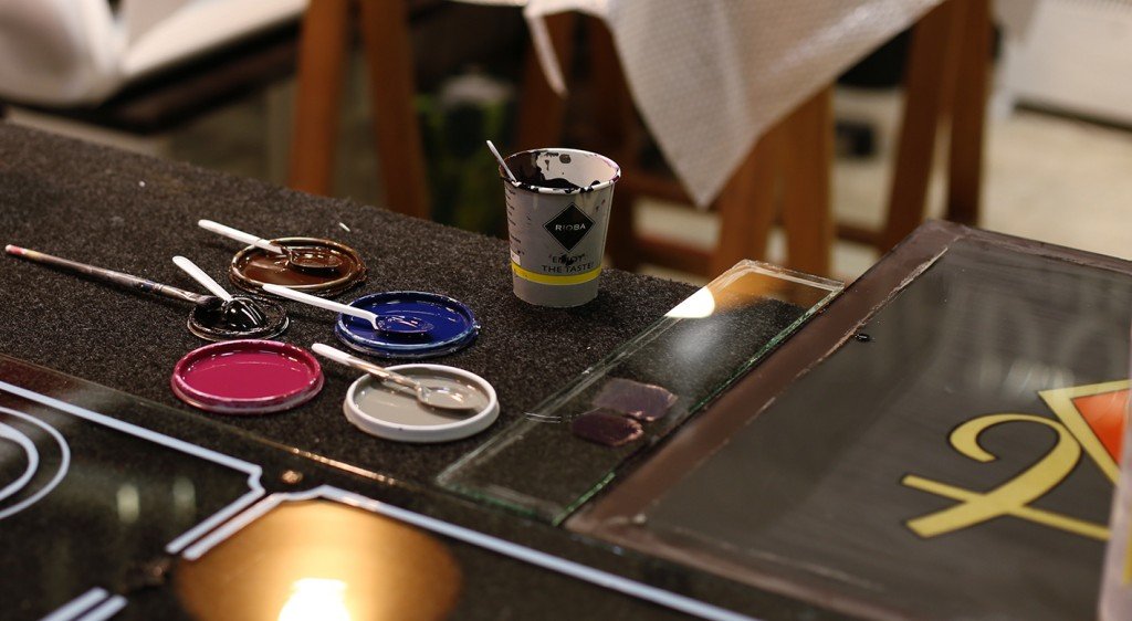 Posteriormente añadimos el Oro de 22kt, efectos, etc, y buscamos un color como el original para el fondo.