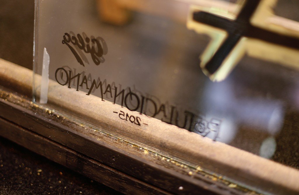 La firma del artista o la empresa que fabrica el rotulo, es una tradición que se remonta a los primeros rotulistas, para promocionar su marca, y reclamar la autoría de una producción artesana; pero además es una valiosa información si se necesita rep