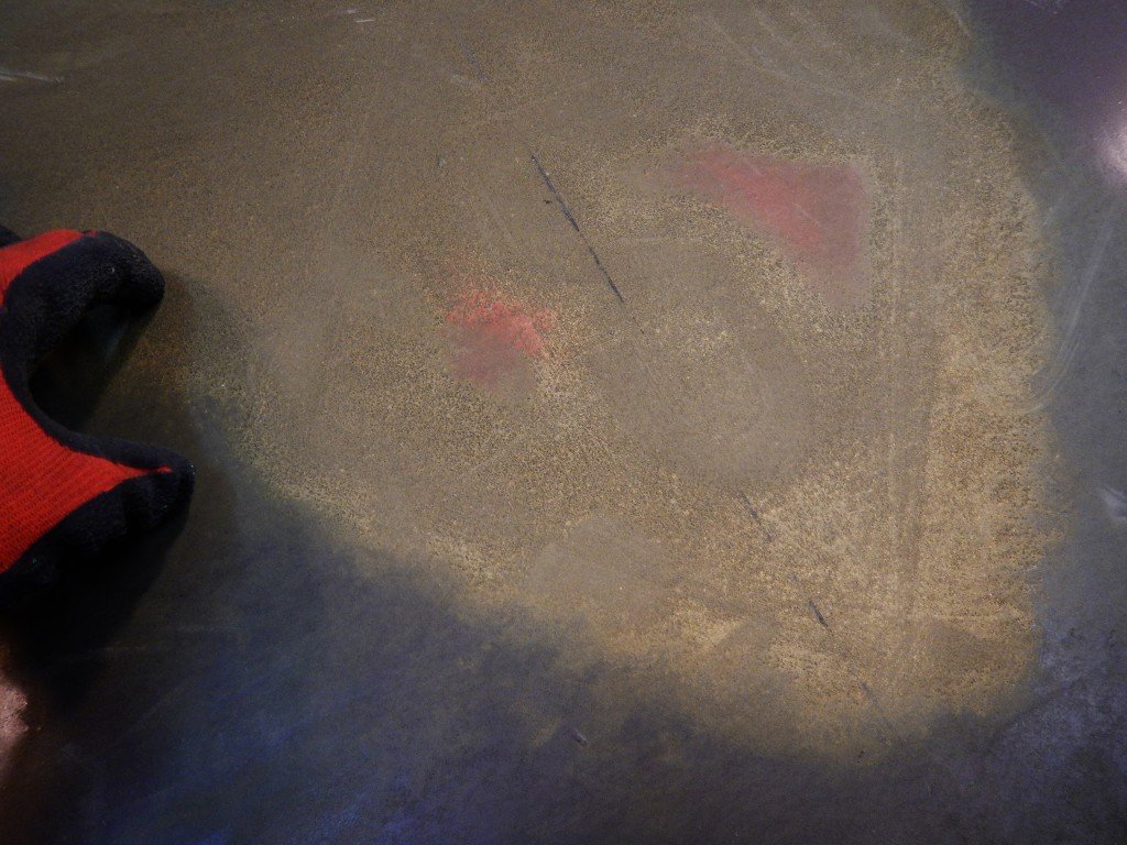 Se aprecia la total decoloración de la pintura en las zonas expuestas al sol, donde pasa de un color Cereza o Berenjena a un gris que nunca se usaría en un rotulo de estas características.