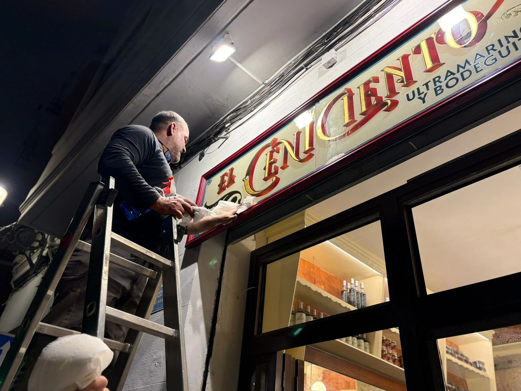 El carpintero del cliente instalando el rotulo en valencia